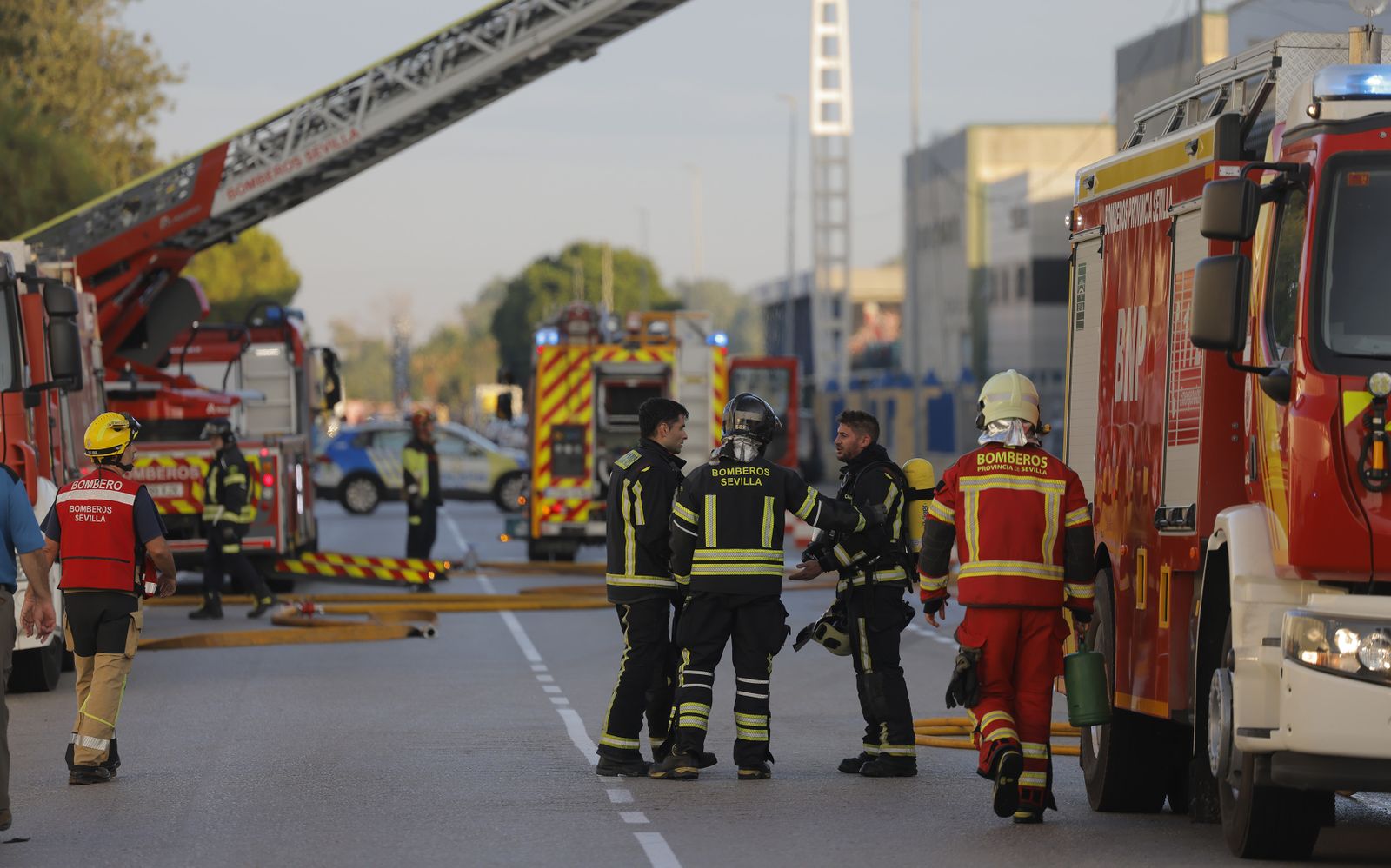 Las fotos del incendio de la fábrica de pinturas
