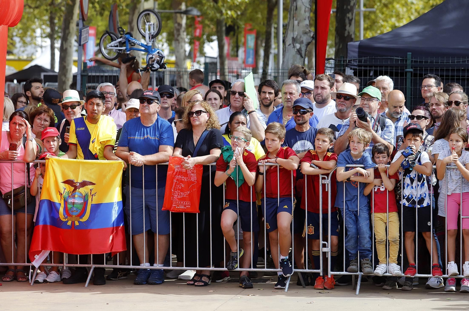 Gran ambiente en Aracena para ver la salida de la Vuelta Ciclista a España, en imágenes