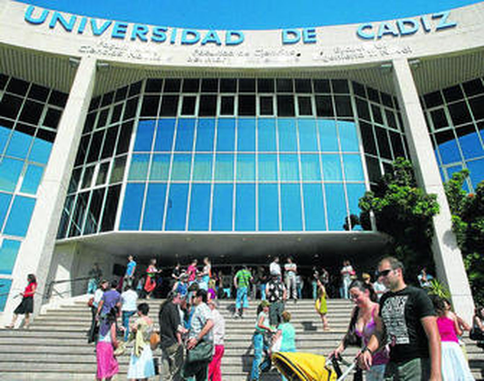 Este edificio alberga la Facultad de Ciencias del Mar y Ambientales, en el Campus de Puerto Real.