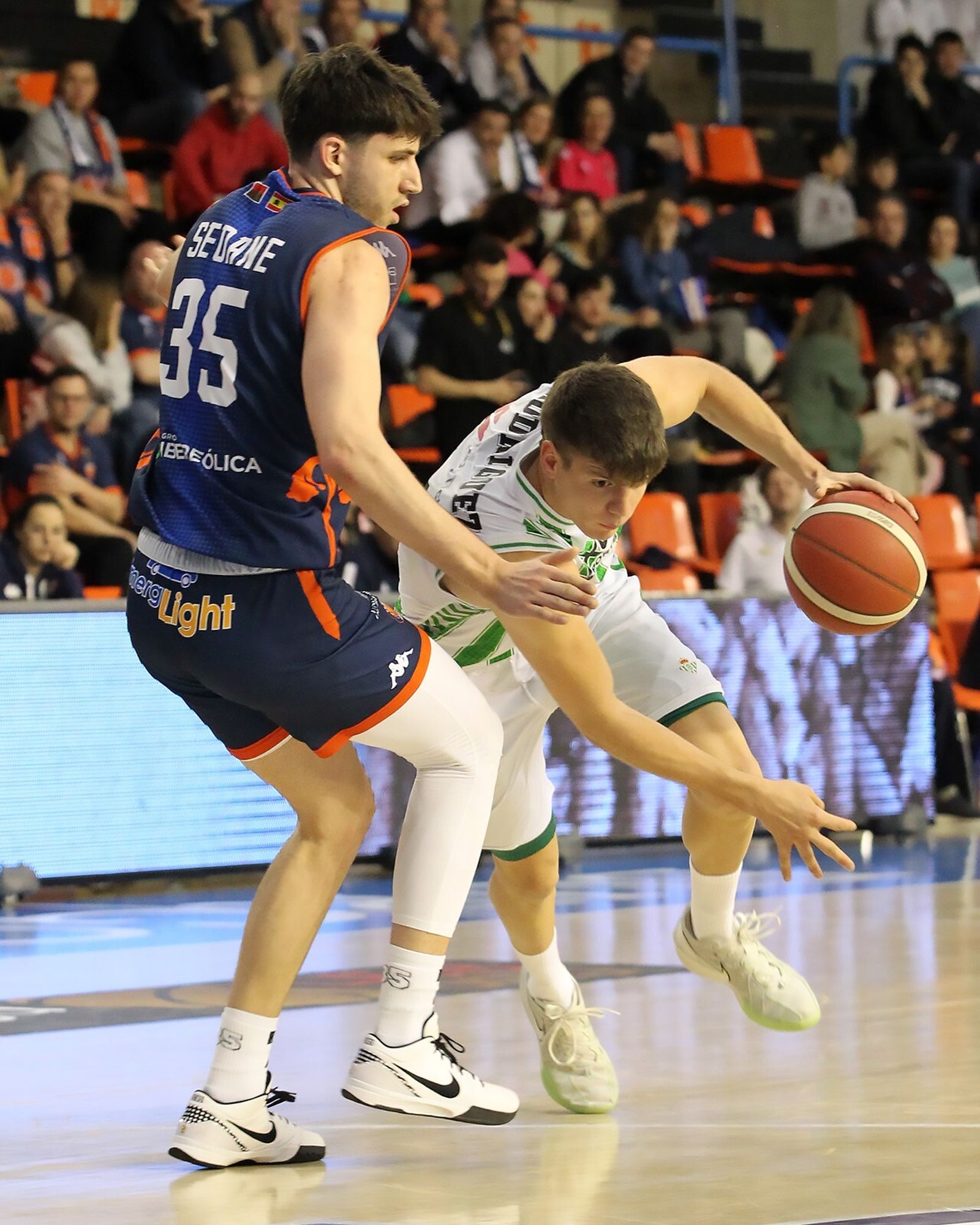 Seoane defiende al bético Joaquín Rodríguez.