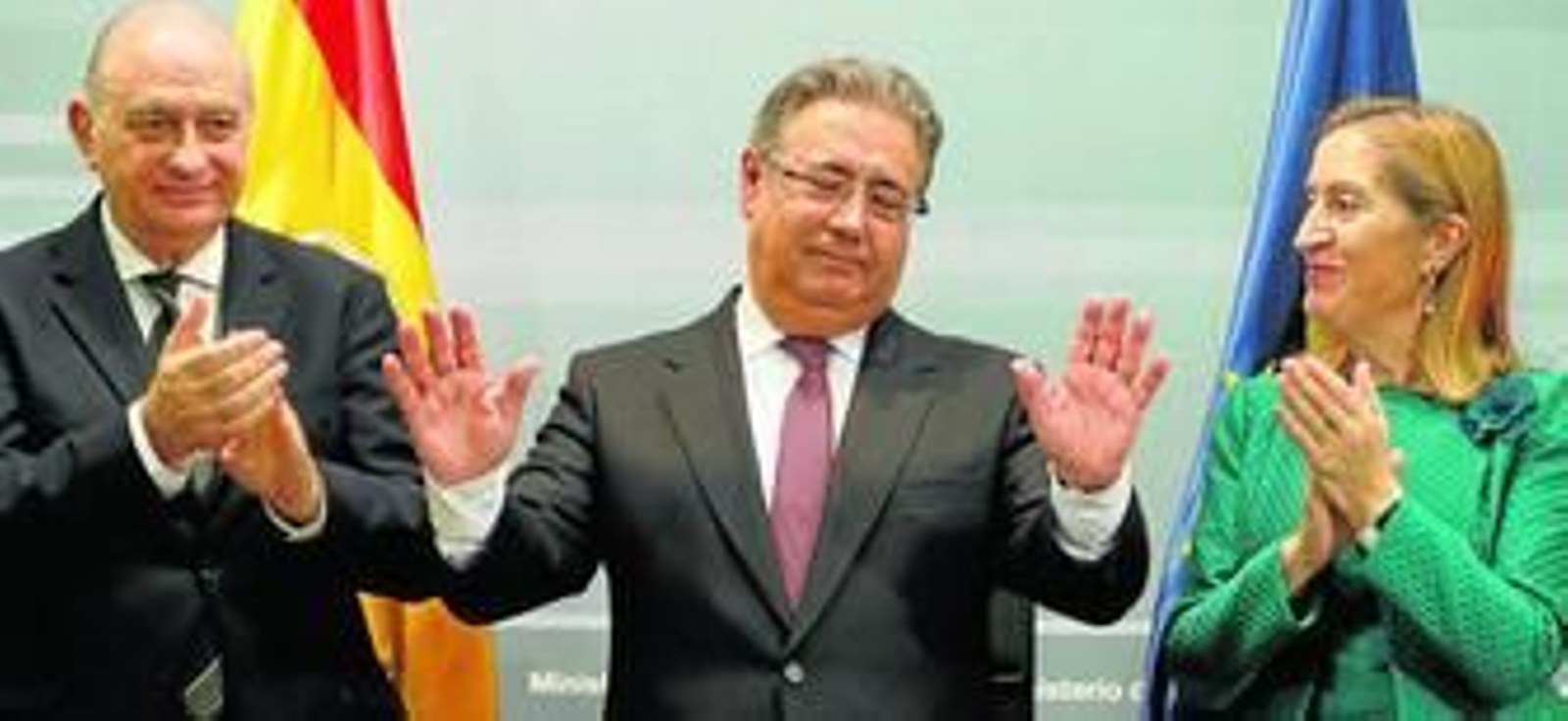 Juan Ignacio Zoido, en su toma de posesión como ministro del Interior, entre Jorge Fernández Díaz y Ana Pastor.