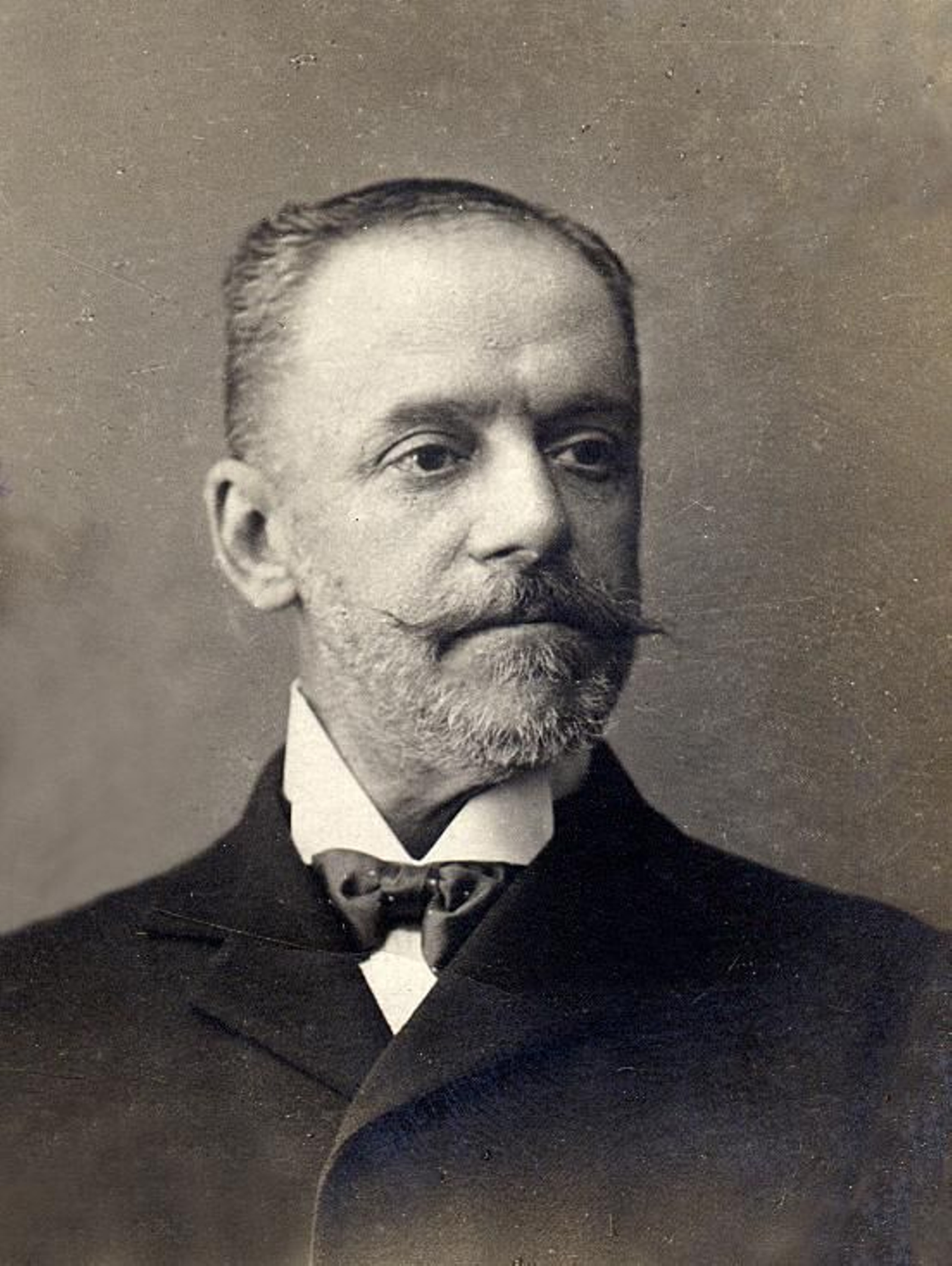 Retrato del ministro de Fomento, Miguel Villanueva, principal impulsor de las obras contenidas en el 'Proyecto general de un Puerto de Refugio en Algeciras', redactado por el ingeniero director de la Junta, José Rodríguez de Rivera en 1908.