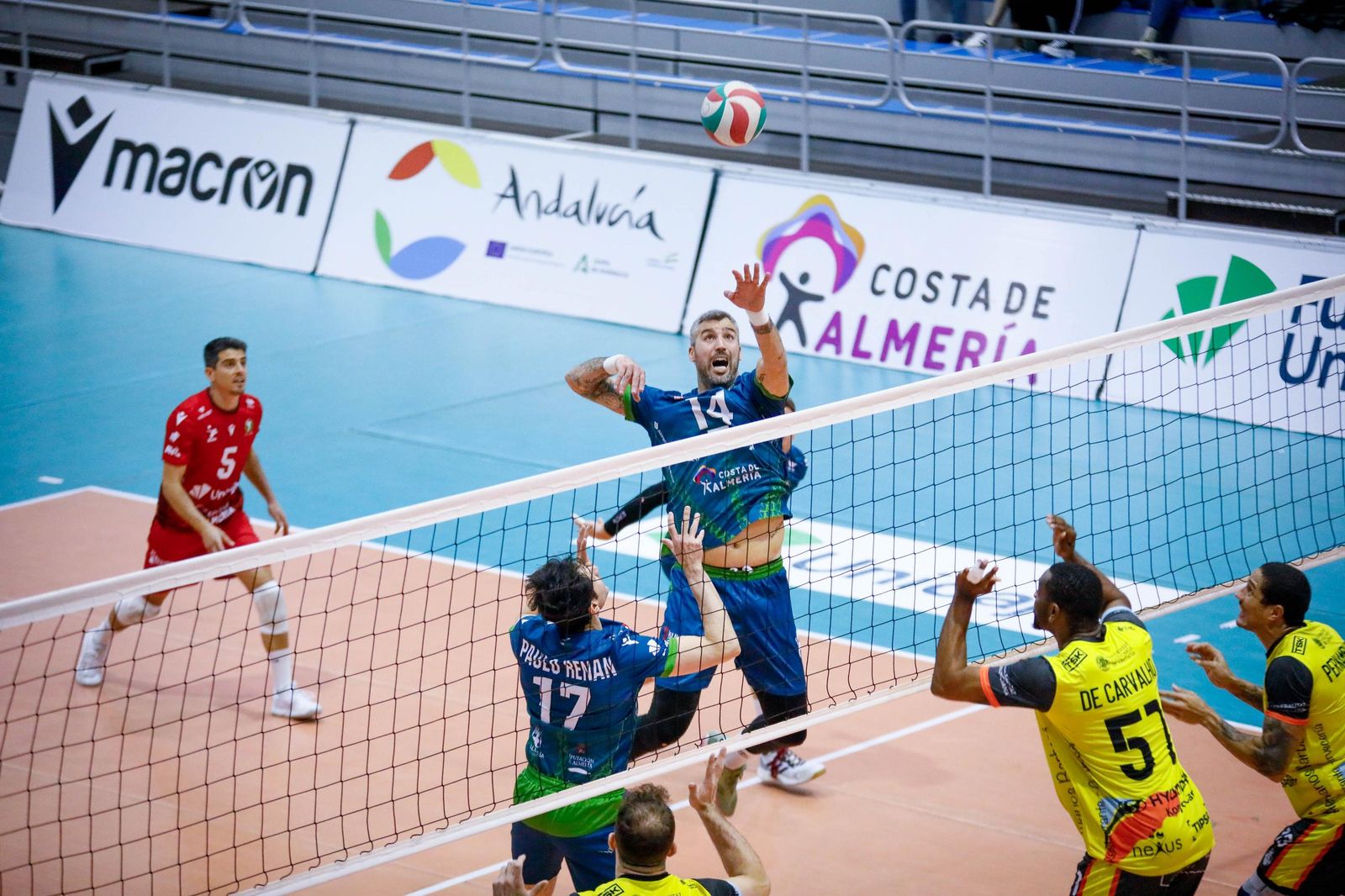 Las imágenes del Unicaja Costa de Almería-Leleman Conqueridor, primer partido del play off por el título de Superliga en Almería