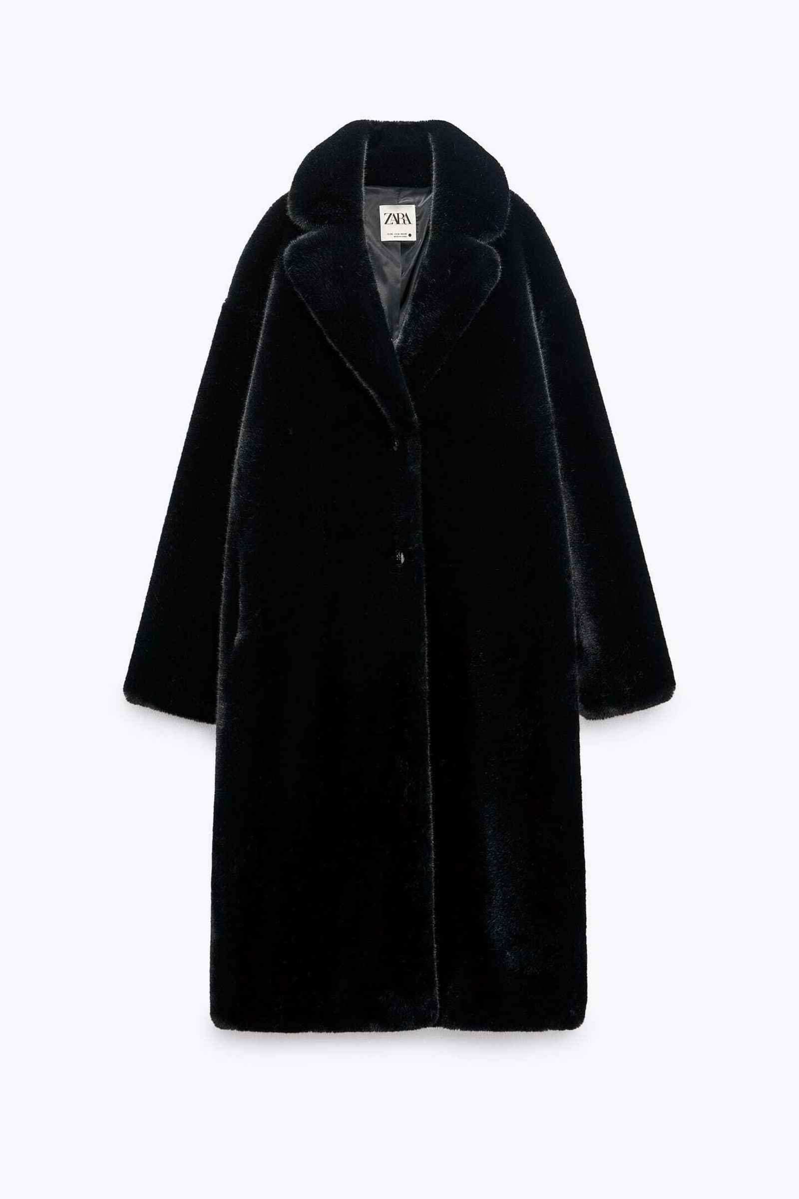 Abrigo de pelo negro de Zara.