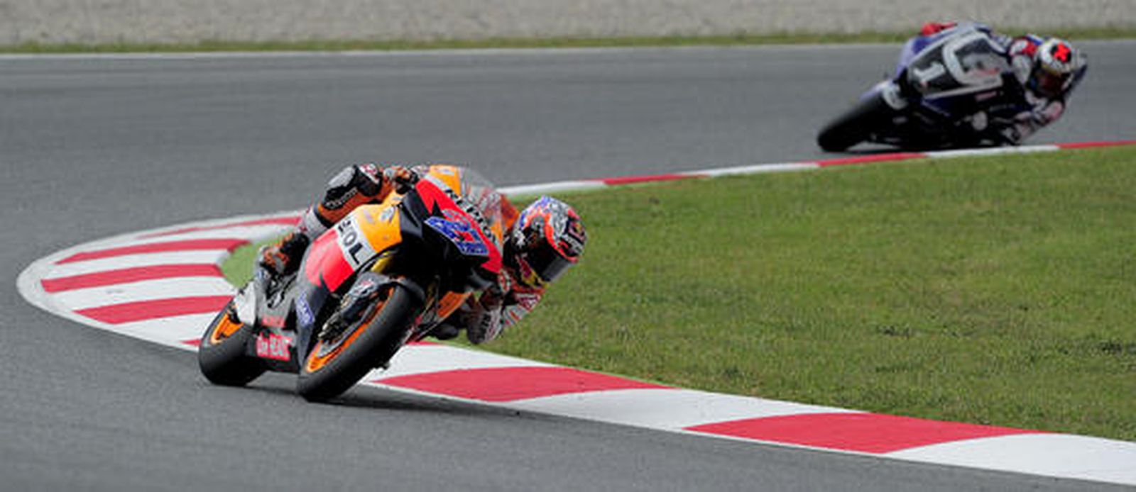 Stoner hace valer el poderío de su moto y se lleva el Gran Premio de Cataluña. / AFP
