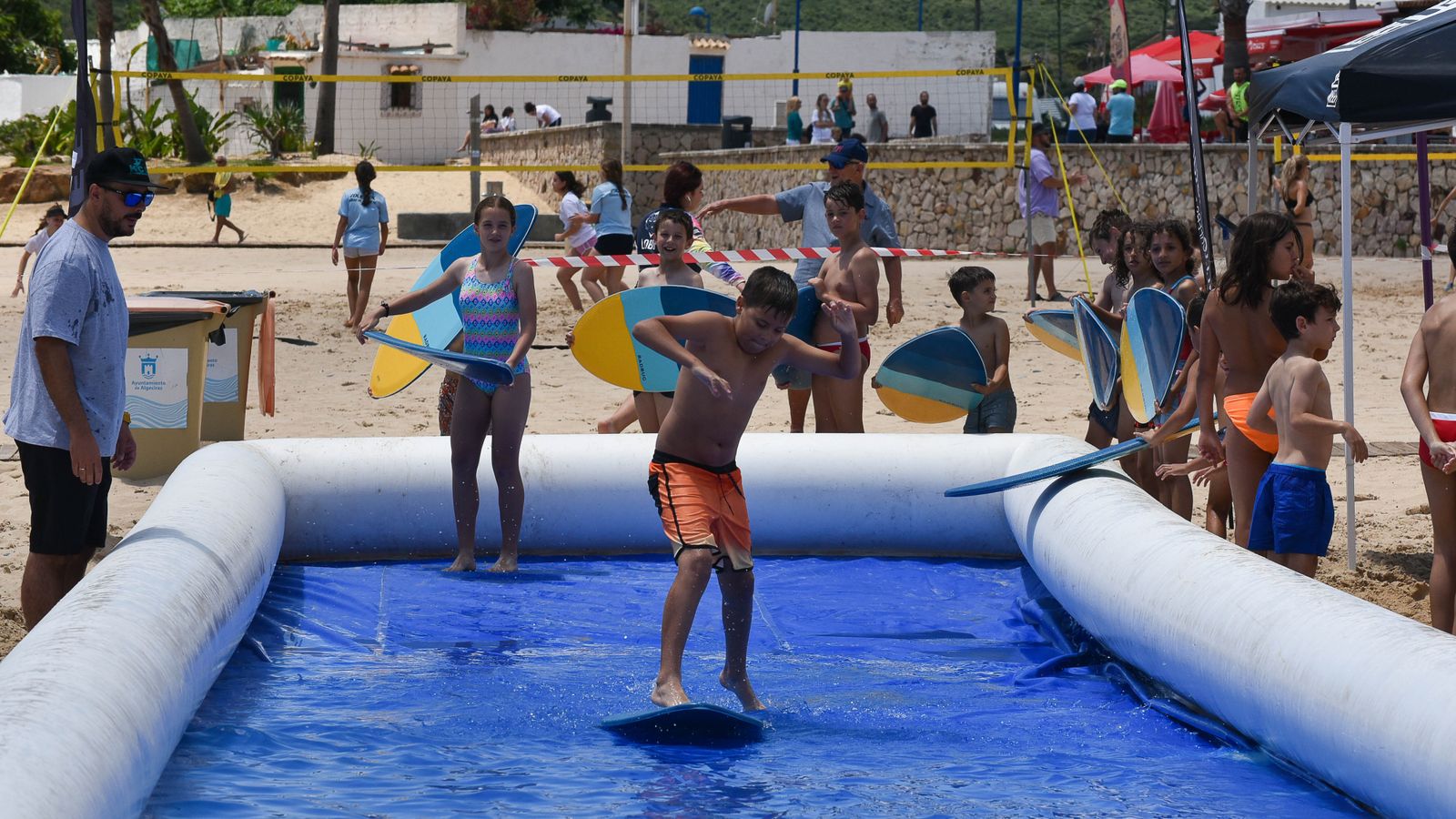 VII Outlet Surfero Solidario en la playa de Getares