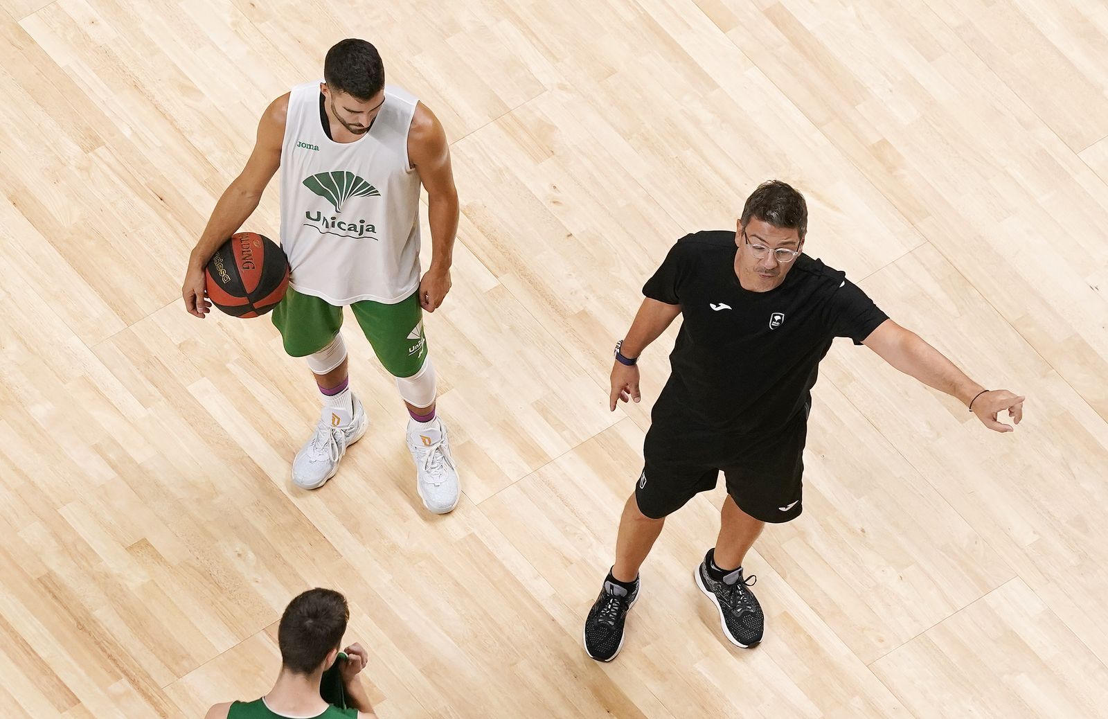 Fotis Katsikaris da órdenes en un entrenamiento.