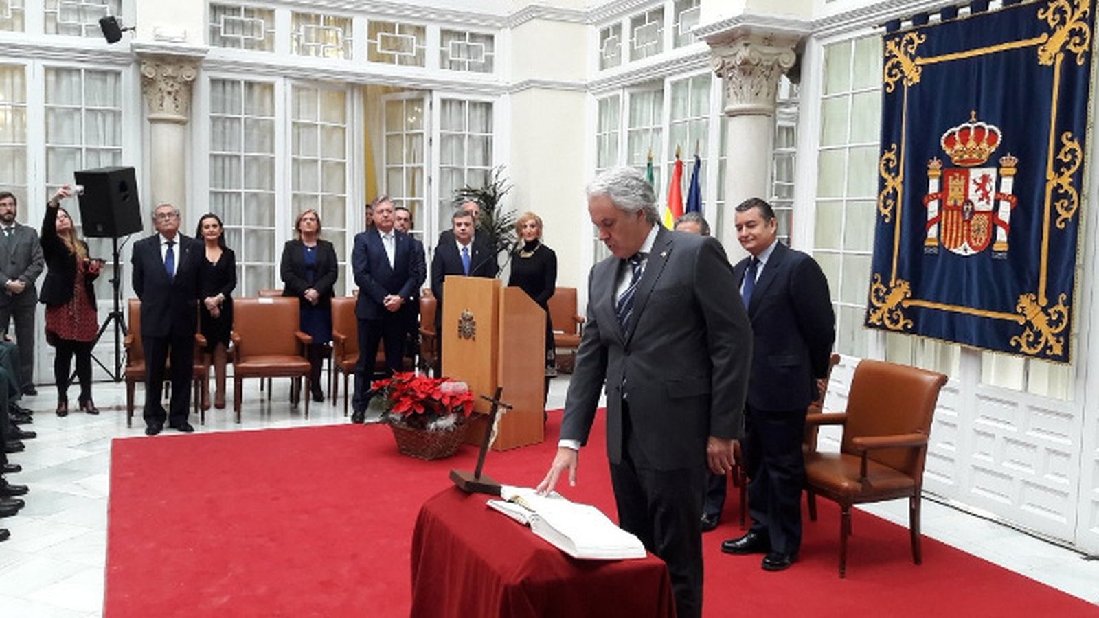 Agustín Muñoz tomando posesión de su cargo.