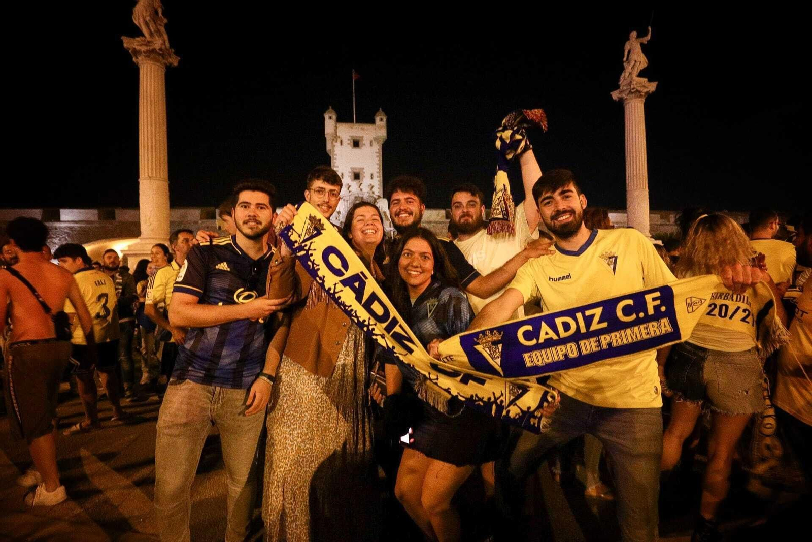 Aficionados del Cádiz celebran la permanencia en Puertas de Tierra.