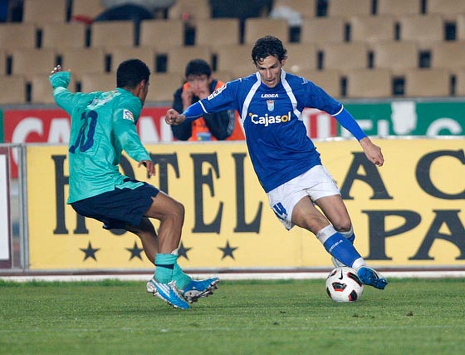 La movilidad de Óscar Díaz trajo problemas a la zaga azulgrana. El centrocampista jugó ayer por detrás de José Mari hasta que fue sustituido por Mario Bermejo. 

Foto: Juan Carlos Toro