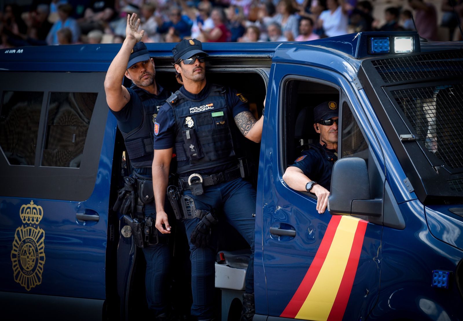La exhibición policial con participación de la Unidad Aérea, Guías Caninos y Caballería, en imágenes