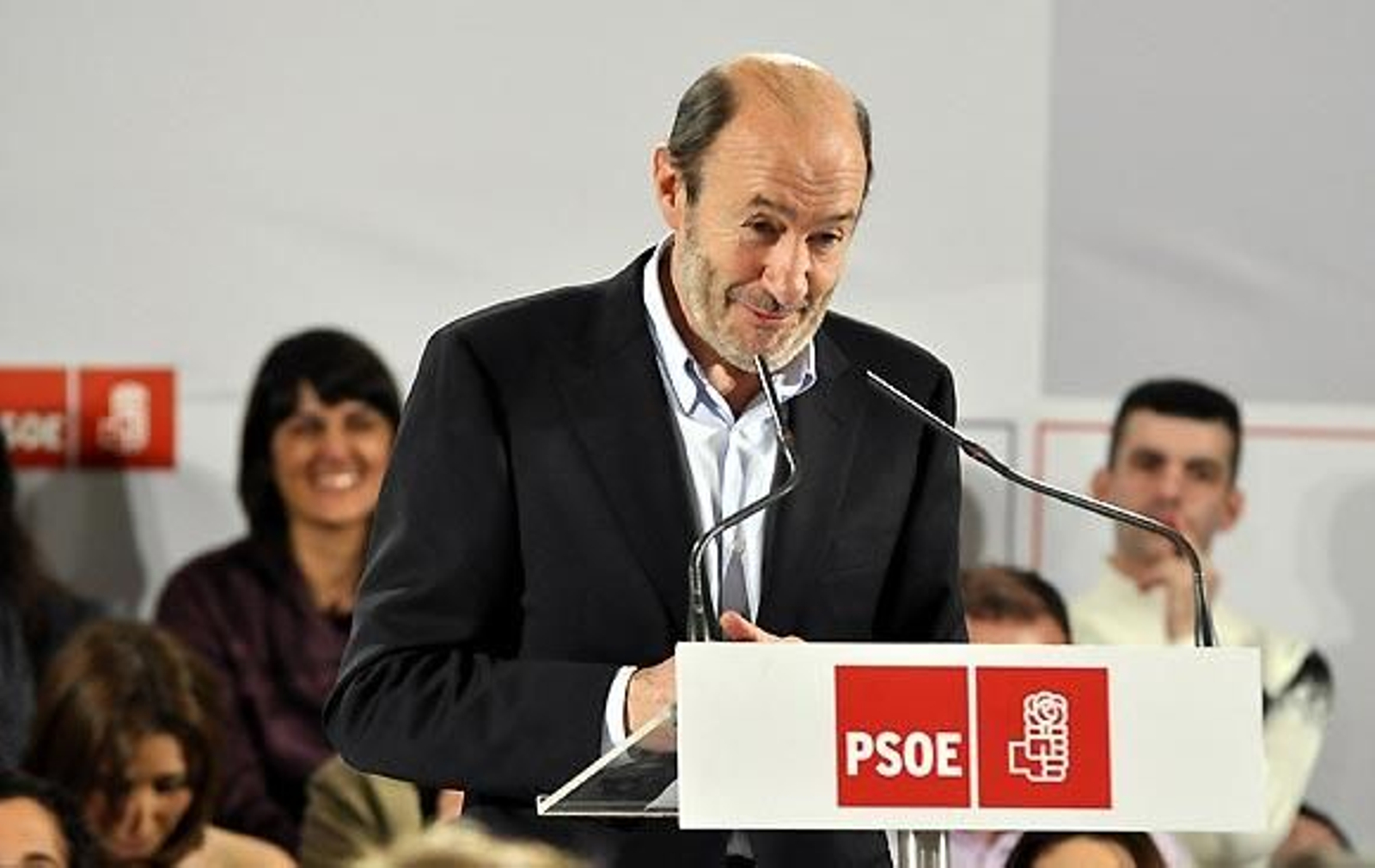 Rubalcaba cree que las elecciones andaluzas "dirimirán" dos modelos contra la crisis