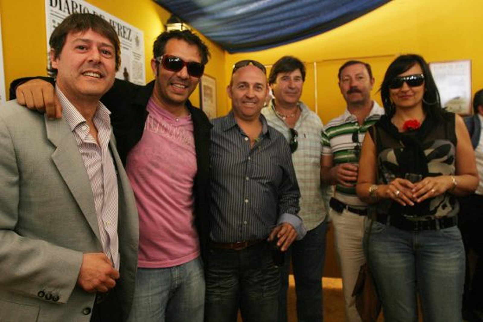 Juan Luis Pérez, comercial de Diario de Jerez, posa con David Gallardo, de Canal Sur; Araceli, del Centro Social de La Granja y algunos amigos, ayer en la caseta del Diario.

Foto: Vanesa Lobo