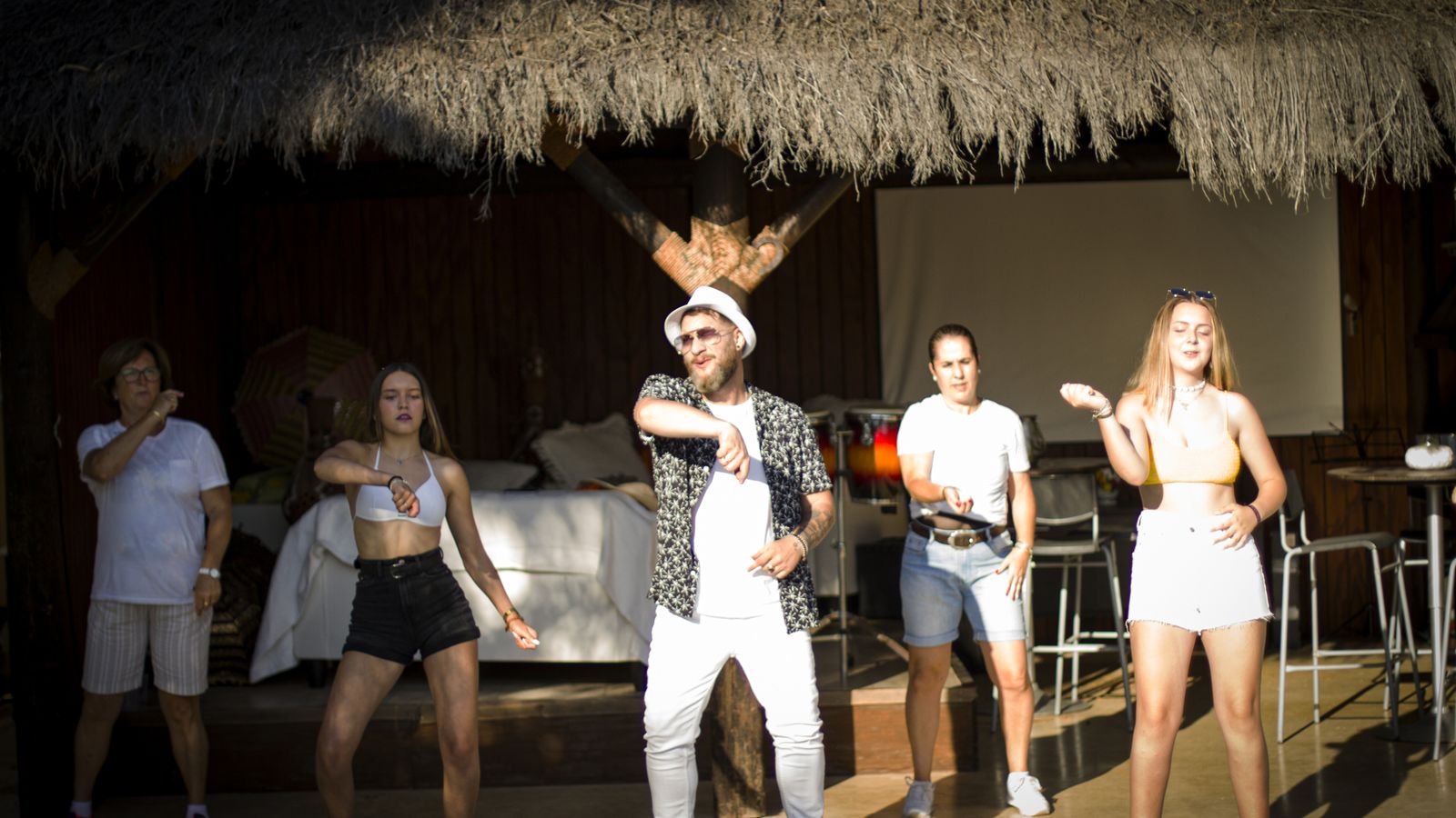 Saúl Quirós realizando la coreografía de 'El bichito'