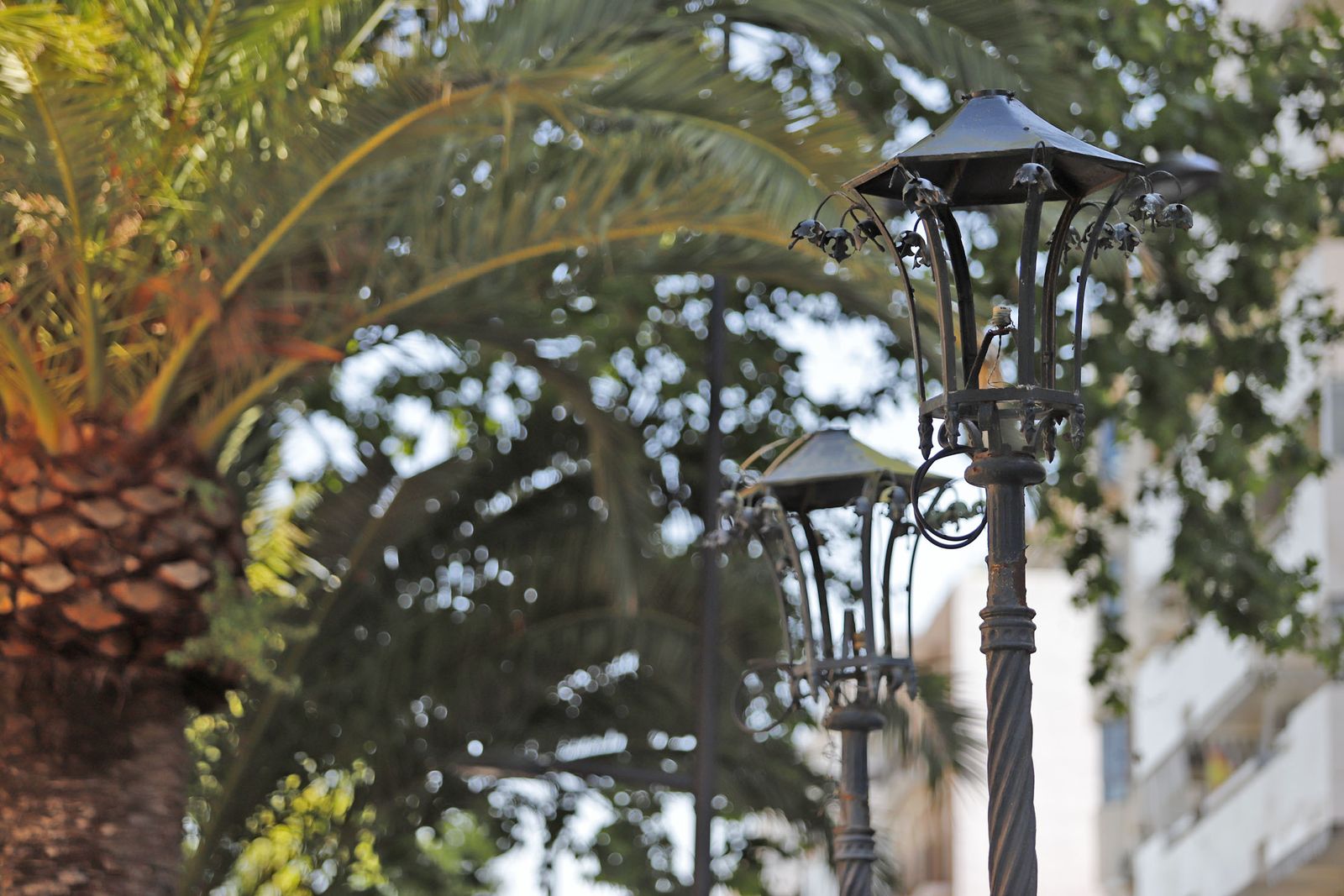 Farolas de las Antiguas oficinas de la línea Huelva-Zafra, hoy delegación de Turismo de la Junta