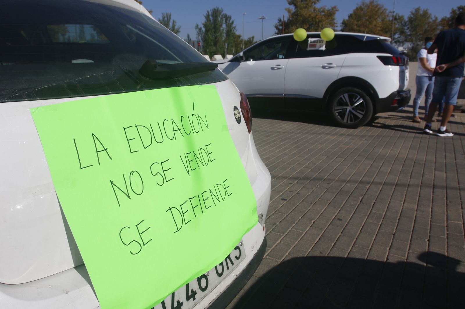 La caravana por una vuelta al cole segura en Córdoba, en fotos