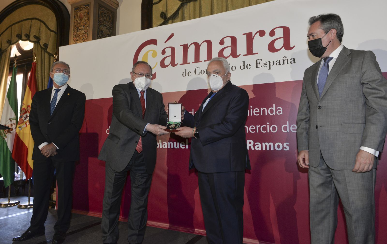 Imposición de la Encomienda de la Orden de la Cámara de España