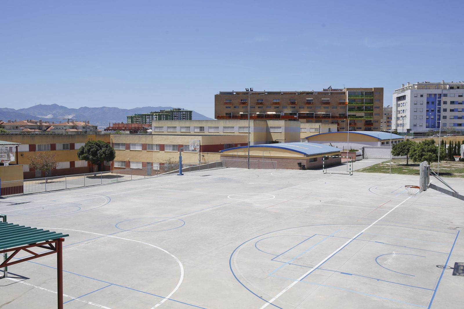 En primer plano, el patio del Félix Revello de Toro; detrás los edificios.