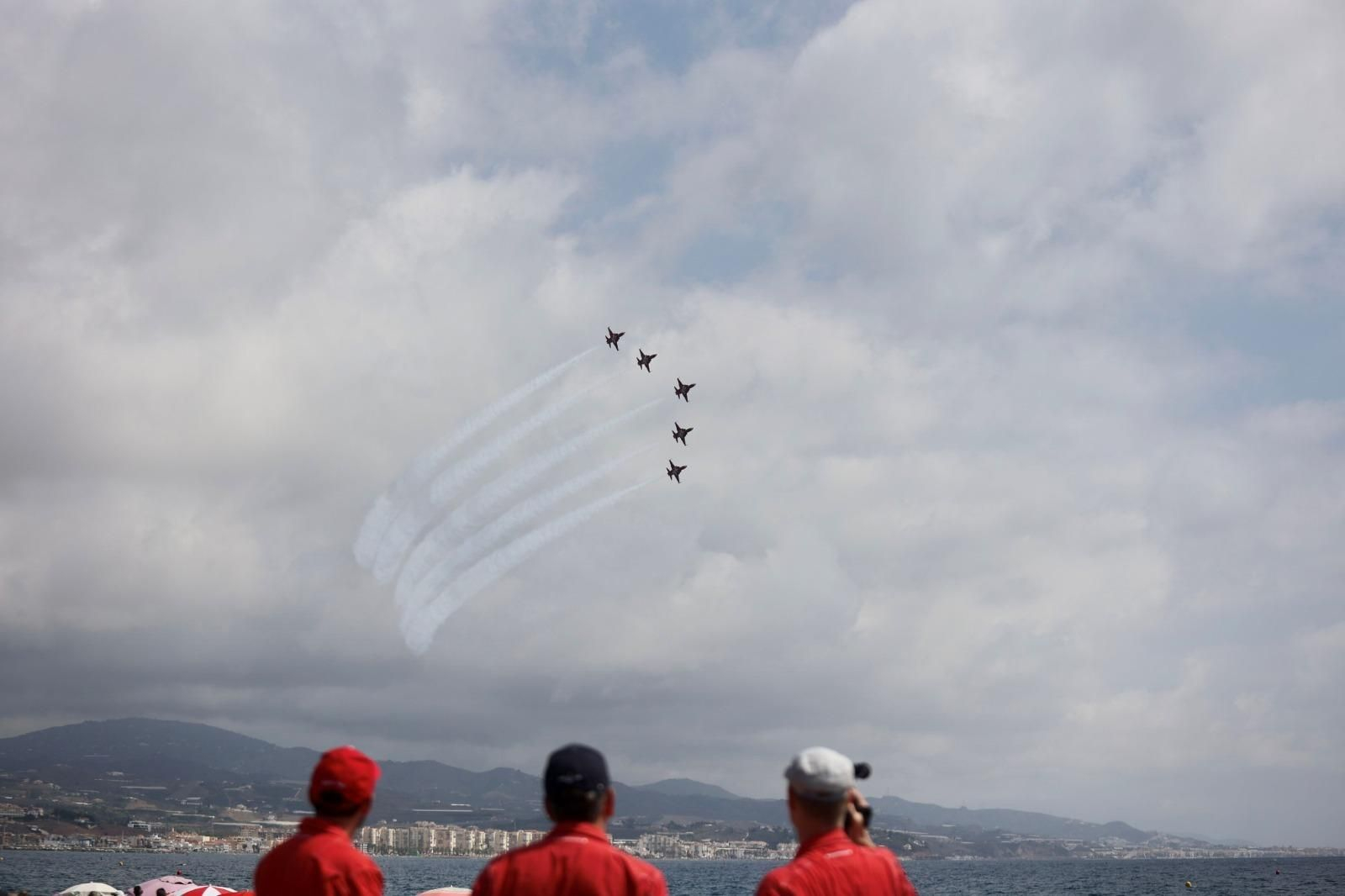 Imagen del ensayo de la Patrulla Suiza en la playa de Torre del Mar