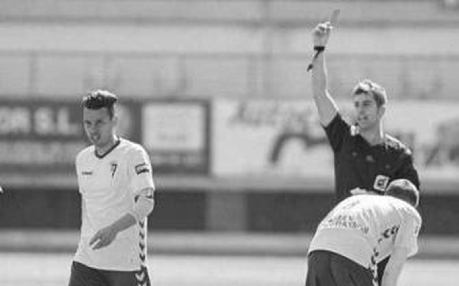 Instante en que el árbitro muestra la roja a Mantecón en Murcia.