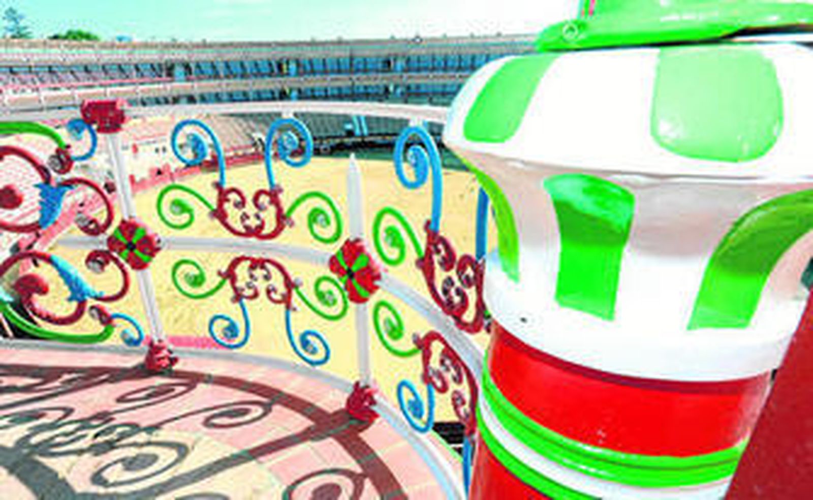 1. Una vista del coso desde el Palco.           2. El arquitecto detalla a los responsables municipales y de Diputación las actuaciones realizadas. 3. Vista general de los tendidos. 4. Palco Real.  5. Detalle del forjado.  6. La capilla del coso también ha sido restaurada. Reportaje gráfico: Fernández Hortelano