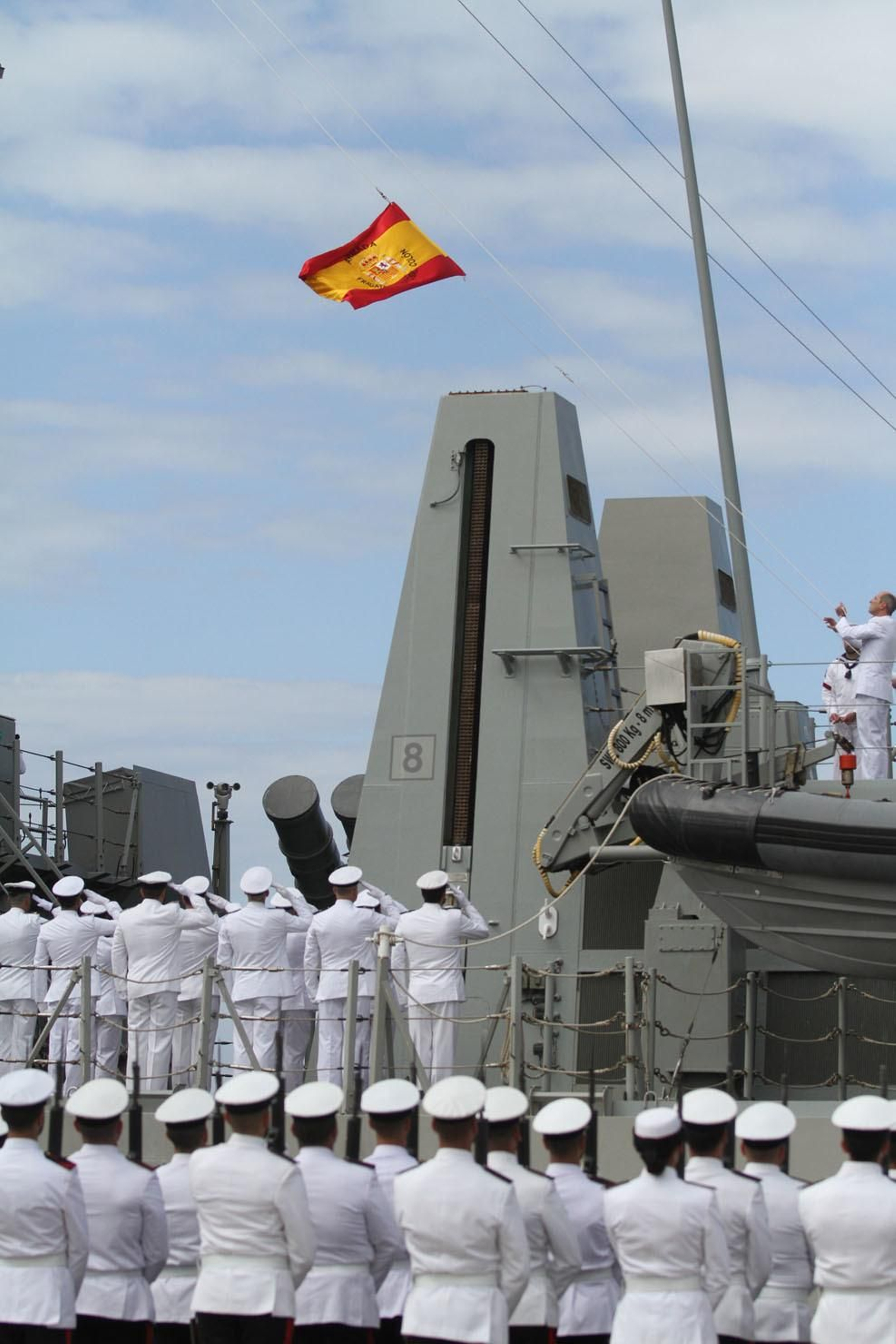 Entrega de la bandera de combate a la fragata Cristobal Colón