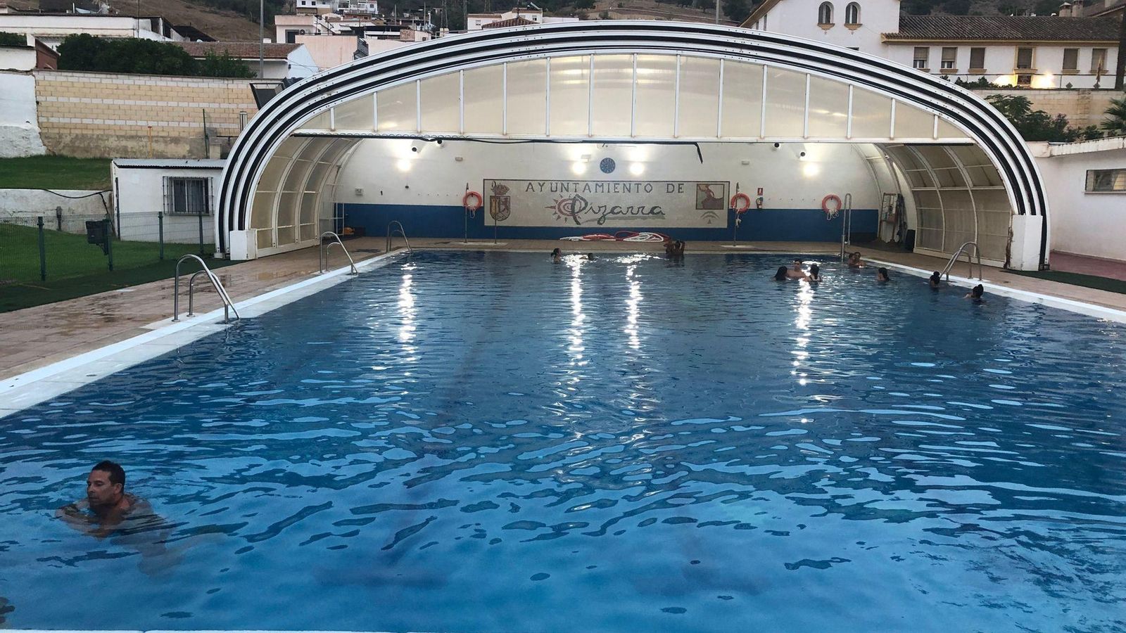 Piscina municipal Pizarra por la noche