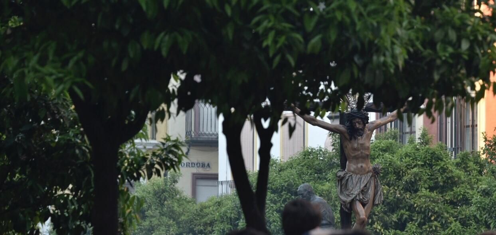 Las imágenes del Vía Crucis de las Cofradías de Sevilla con el Cristo de la Conversión de Montserrat
