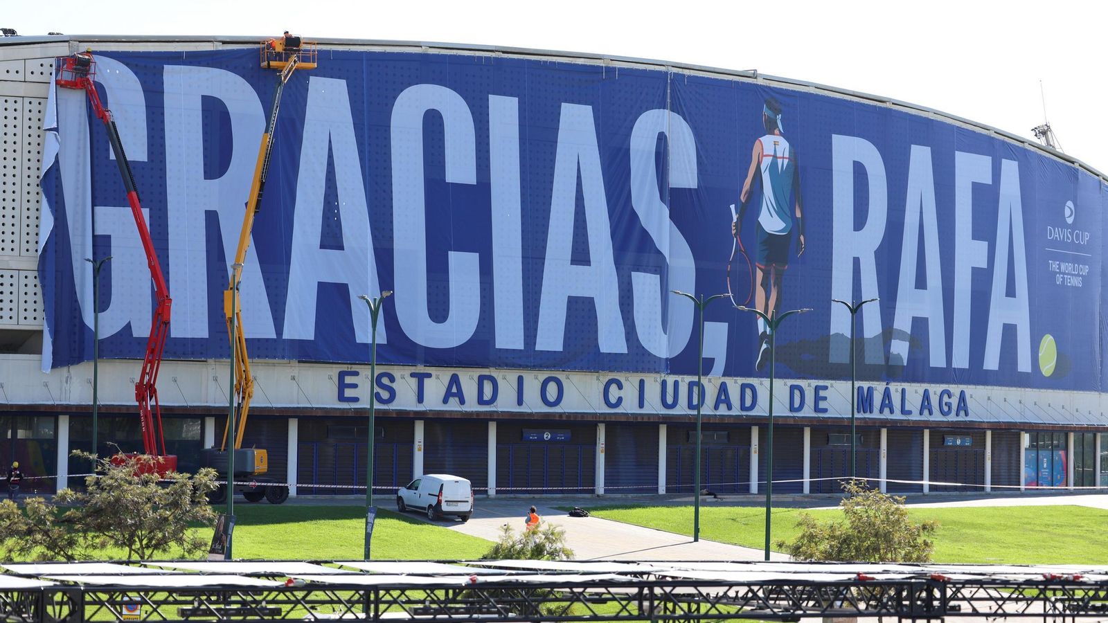 La pancarta de homenaje a Rafa Nadal en el Ciudad de Málaga, en imágenes