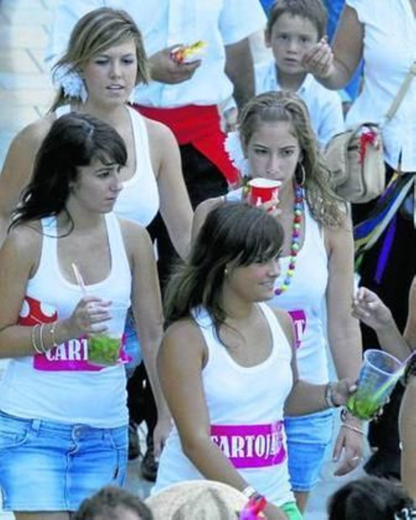 Un grupo de jóvenes con 'cubalitros'. Un grupo de jóvenes con 'cubalitros'.