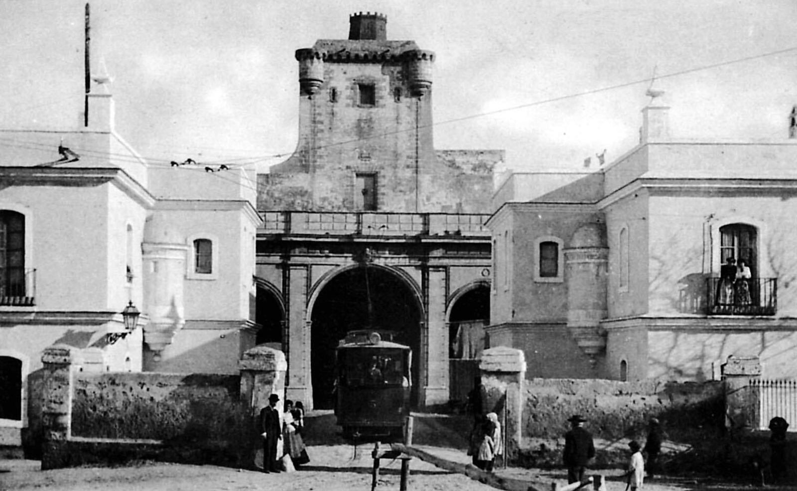 Cuarteles de las Puertas de Tierra. A la derecha, viviendas del Regimiento de Pavía