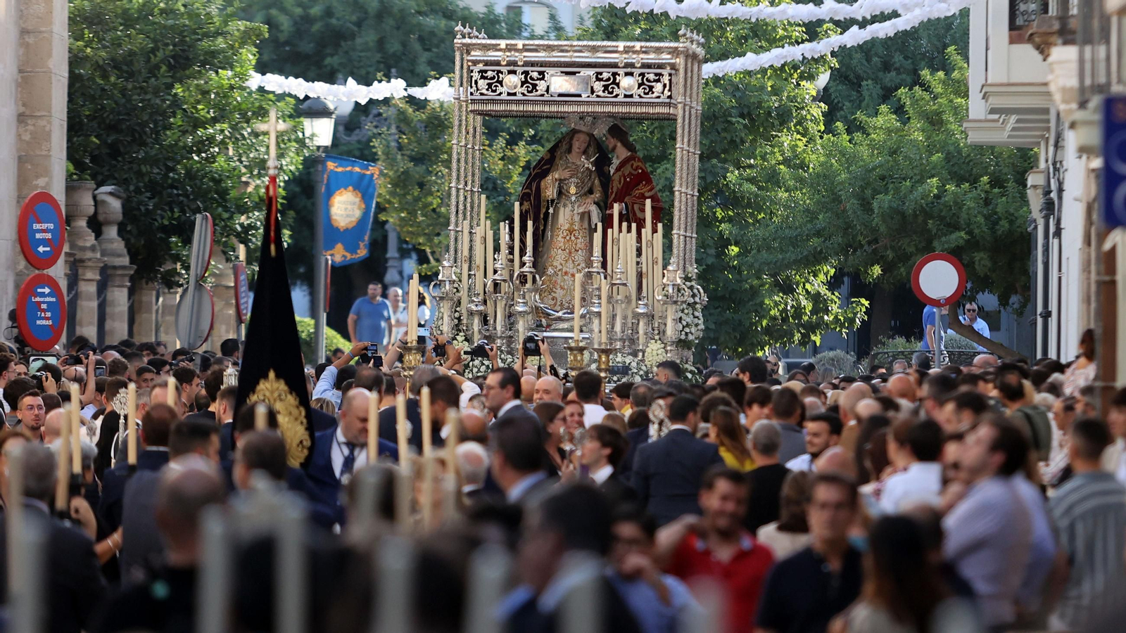 Imágenes de la procesión de María Santísima de la Trinidad por Jerez