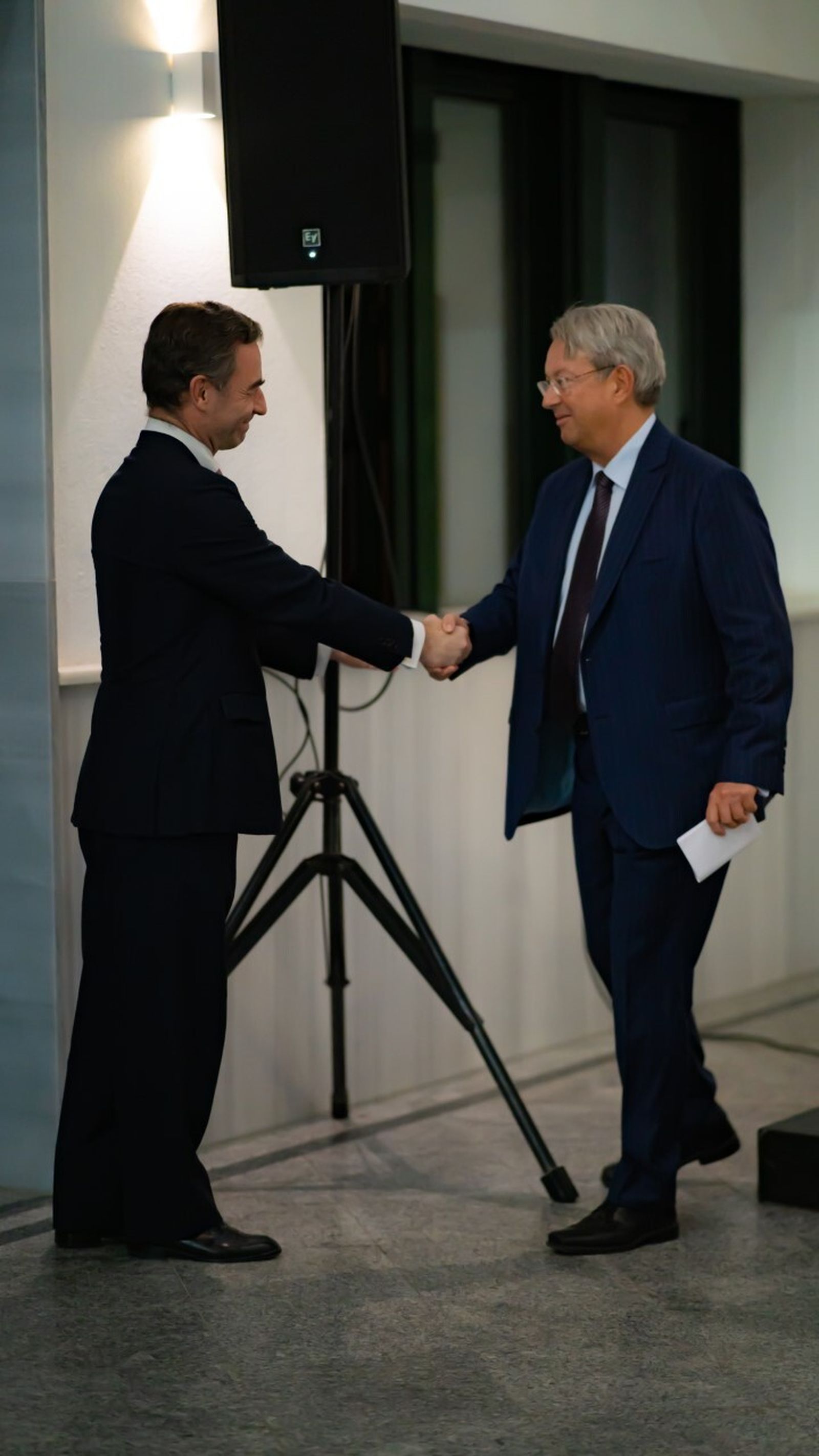 Luis Rey saluda a Christian Biever.