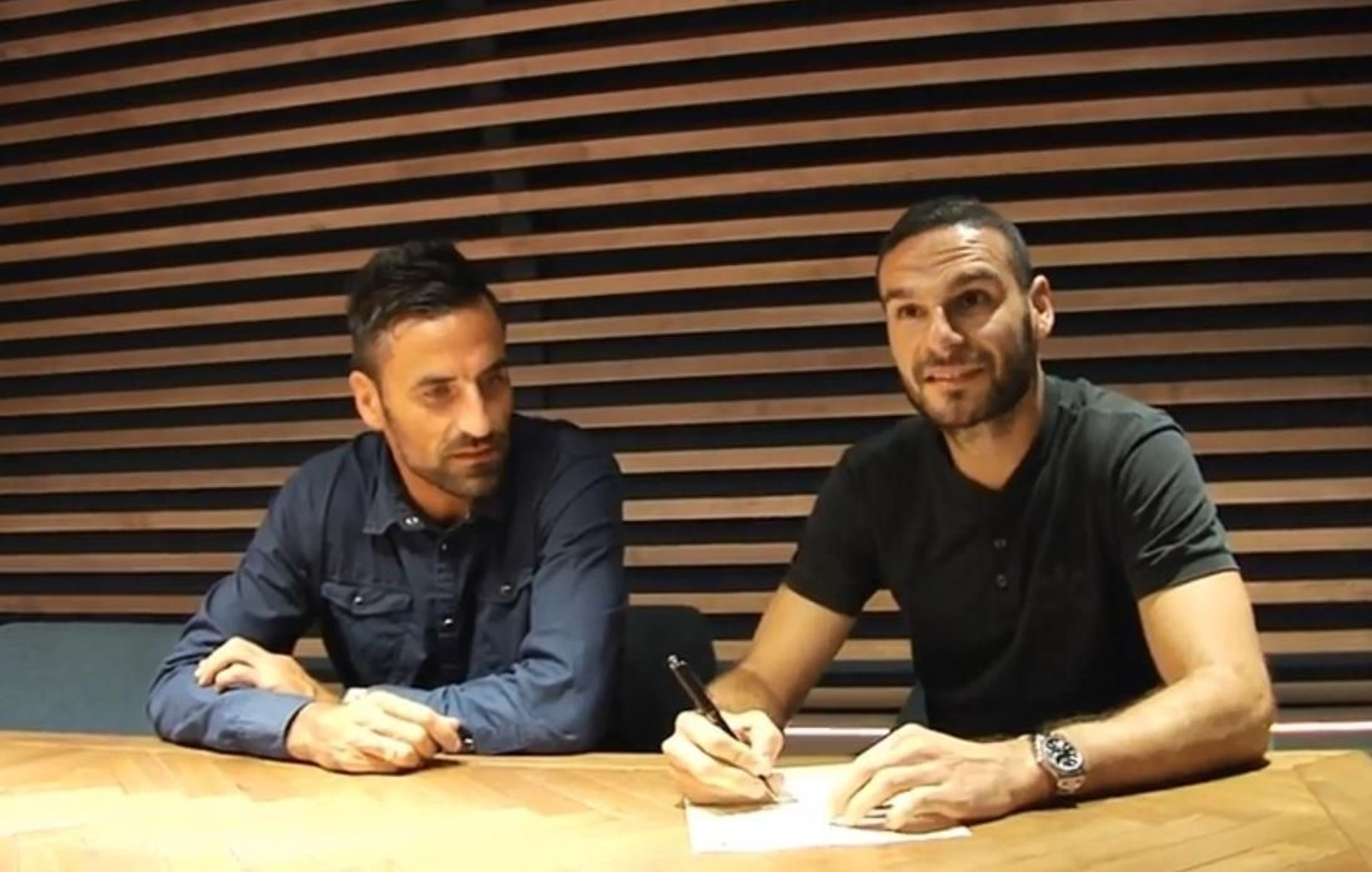 Lombán firma su contrato junto a Juan Rodríguez.