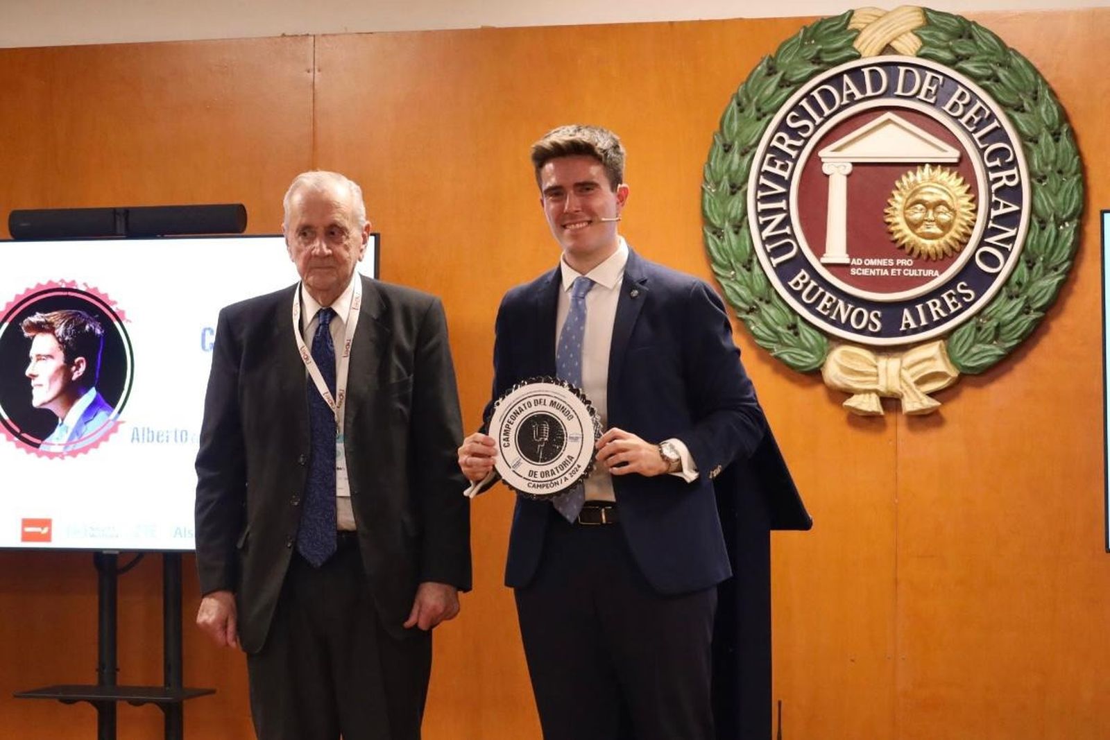 García recogiendo el reconocimiento.