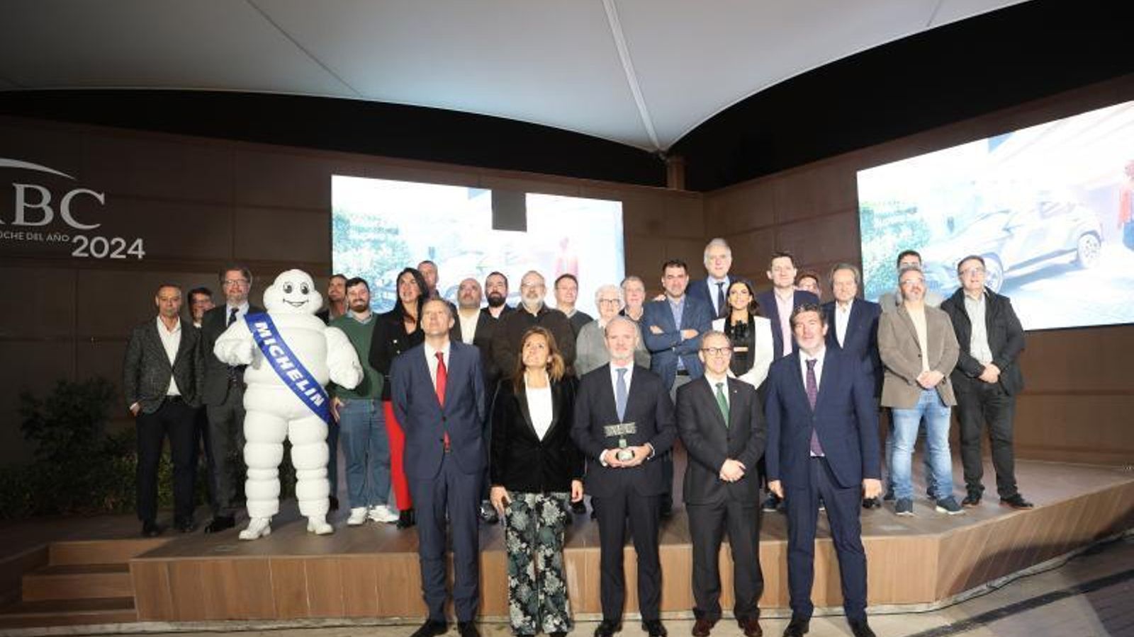 Leopoldo Satrústegui con el premio, flanqueado por los directivos de Vocento y autoridades presentes en el acto, acompañados por representantes de Hyundai España y del jurado profesional.