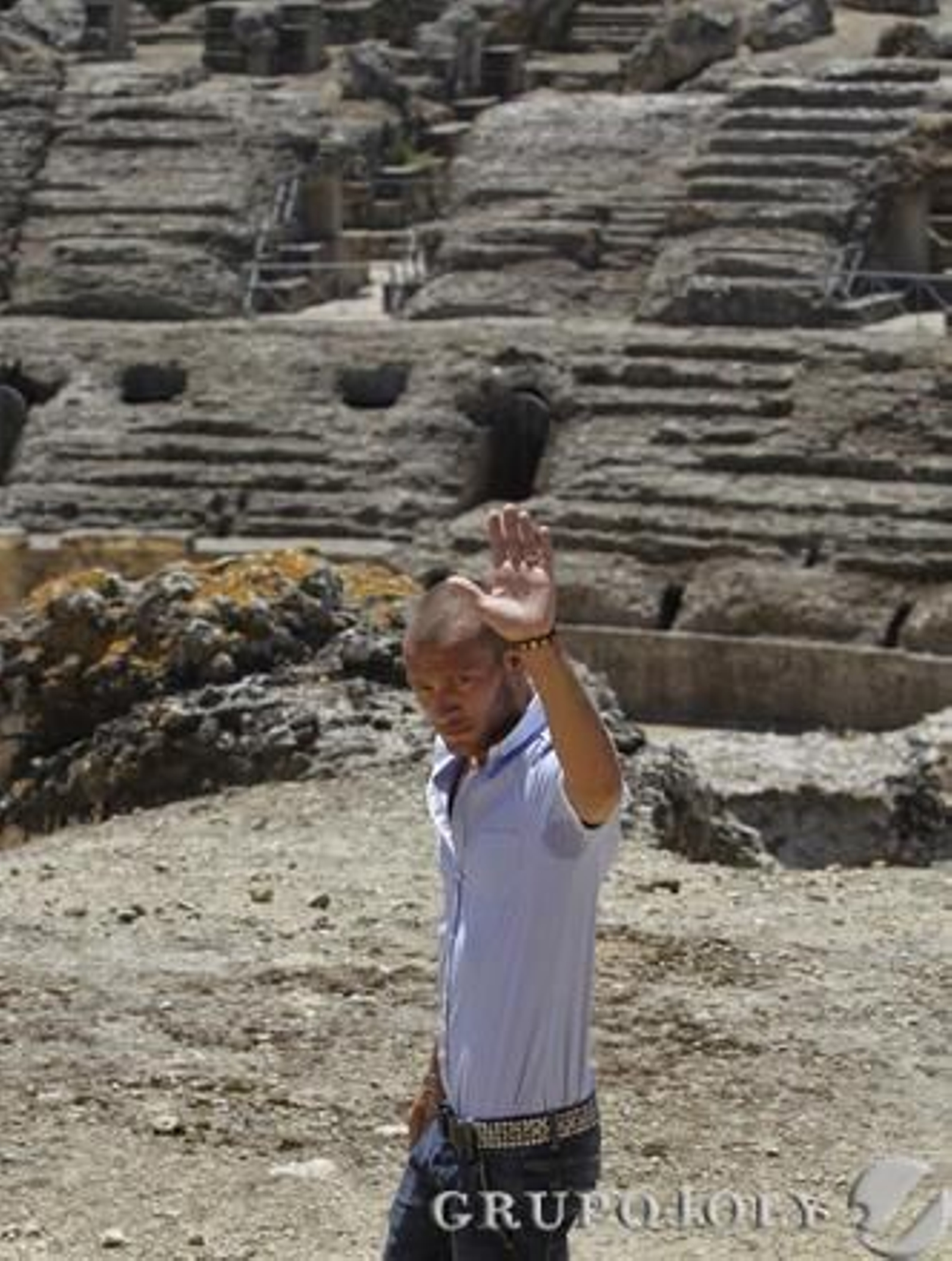 El Sevilla elige el complejo arqueológico para presentar, cual emperador romano, al mediocentro Tibero Guarente.

Foto: Antonio Pizarro
