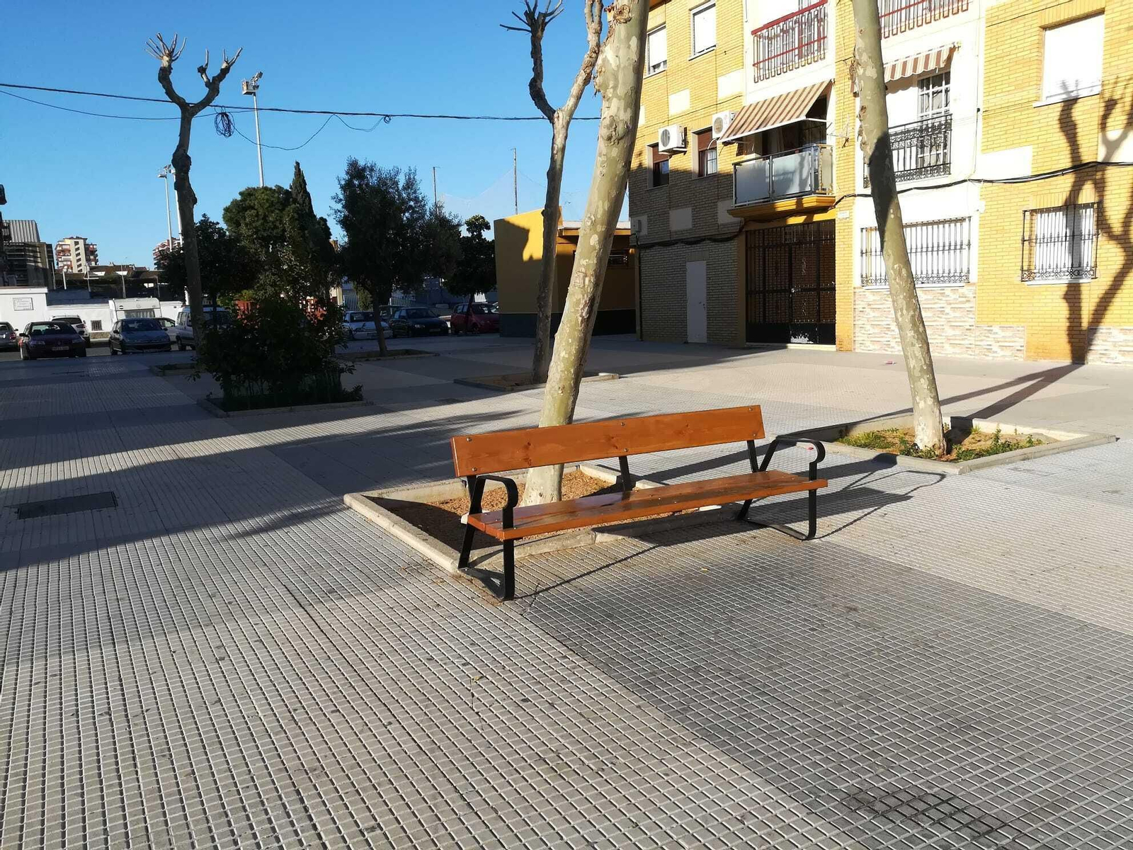 Uno de los nuevos bancos instalados en las barriadas Santa Cruz y El Carmen Uno de los nuevos bancos instalados en las barriadas Santa Cruz y El Carmen