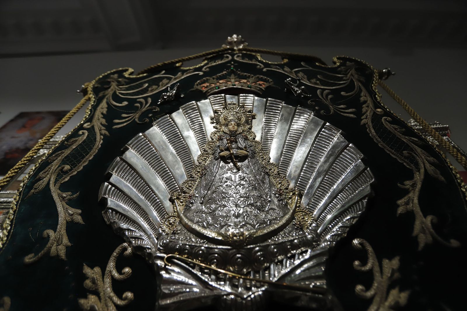 Imágenes de la inauguración de la exposición Regina Roris en la sala de la Fundación Cajasol 'El Comercial'