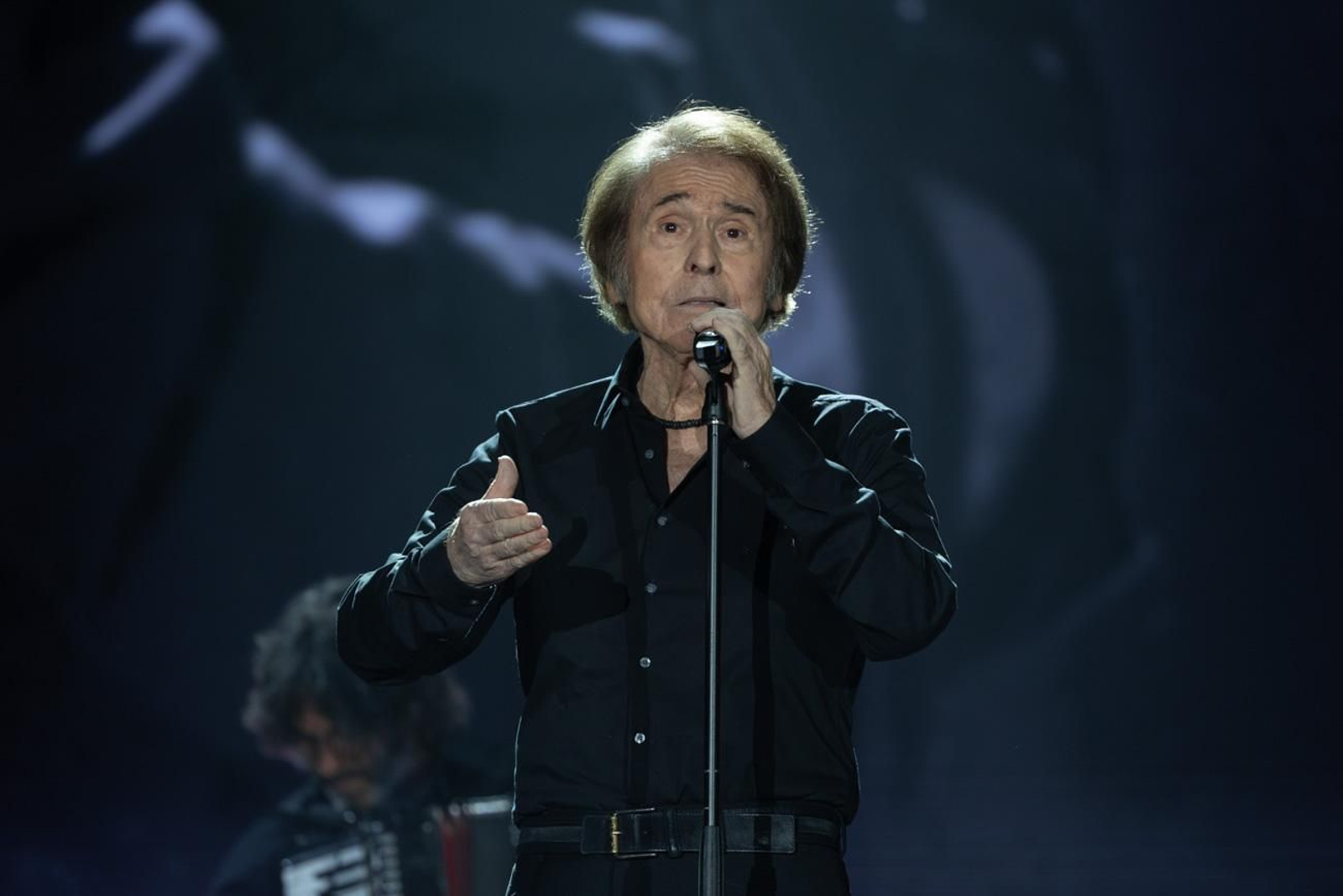 Así se disfruta en Jaén del concierto de Raphael, "Raphaelísimo"