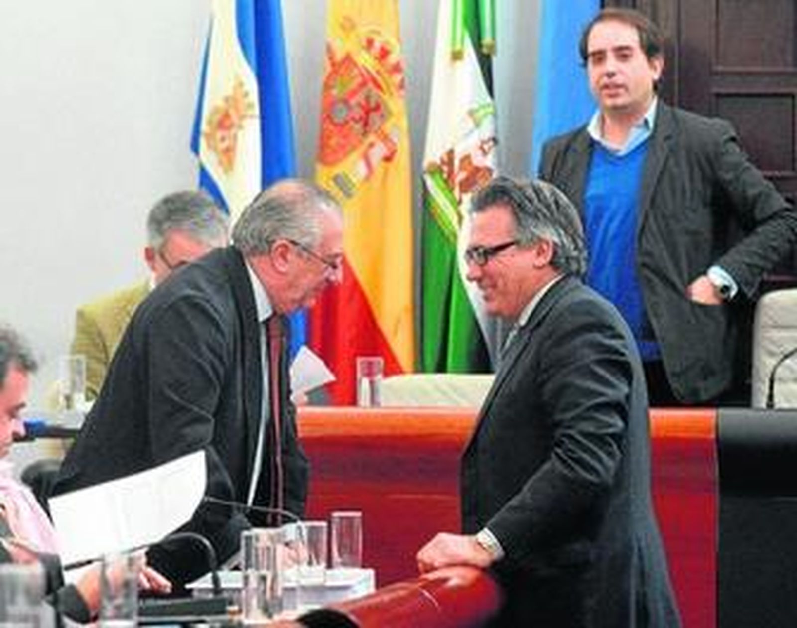 Javier Durá se acerca a Enrique Espinosa, en el pleno extraordinario de diciembre.