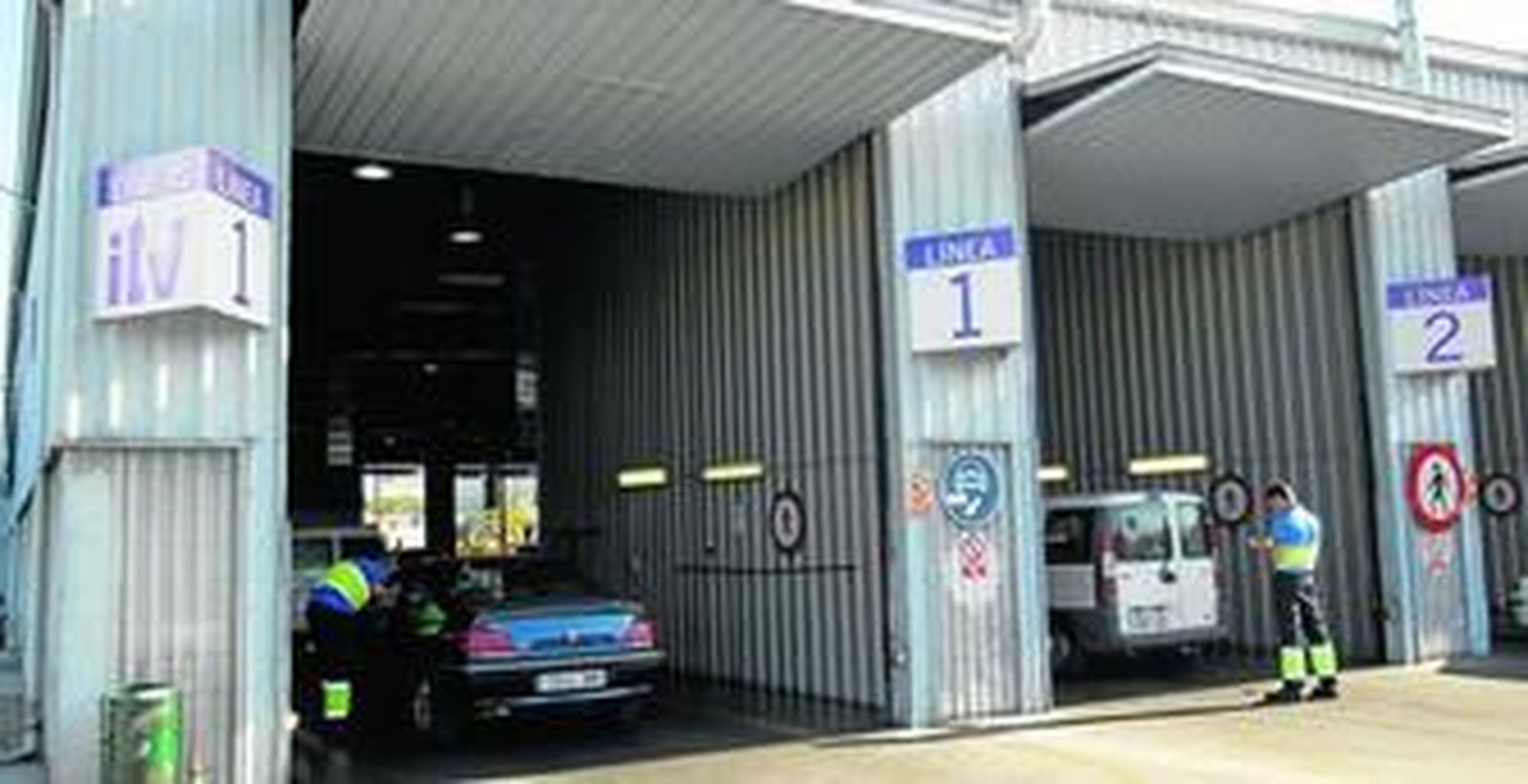 Dos vehículos son inspeccionados por técnicos de la estación ITV de Gelves.