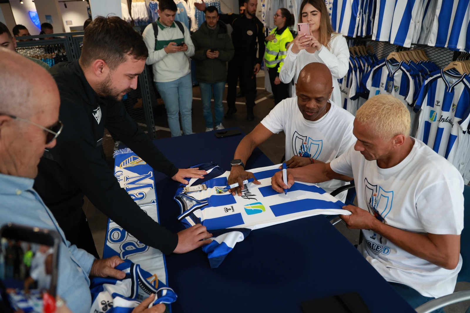 Dely Valdés y Darío Silva firman la camiseta retro del Málaga CF a los aficionados