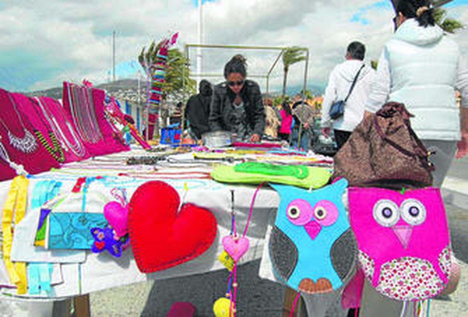 Adornos de fieltro, collares. bolsos eran algunos de los objetos expuestos.