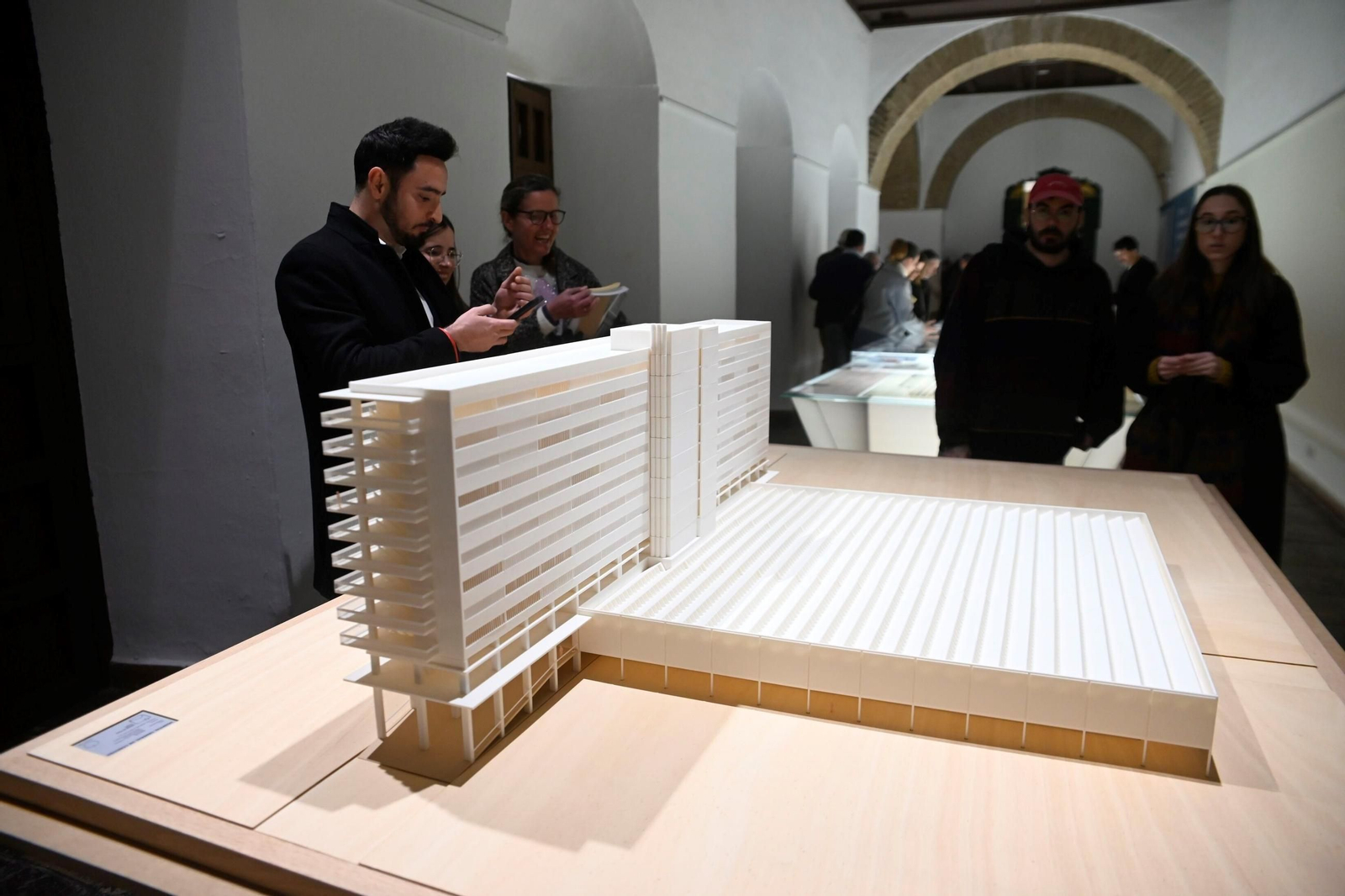 La exposición sobre la obra pública del arquitecto cordobés Rafael de La-Hoz, en imágenes