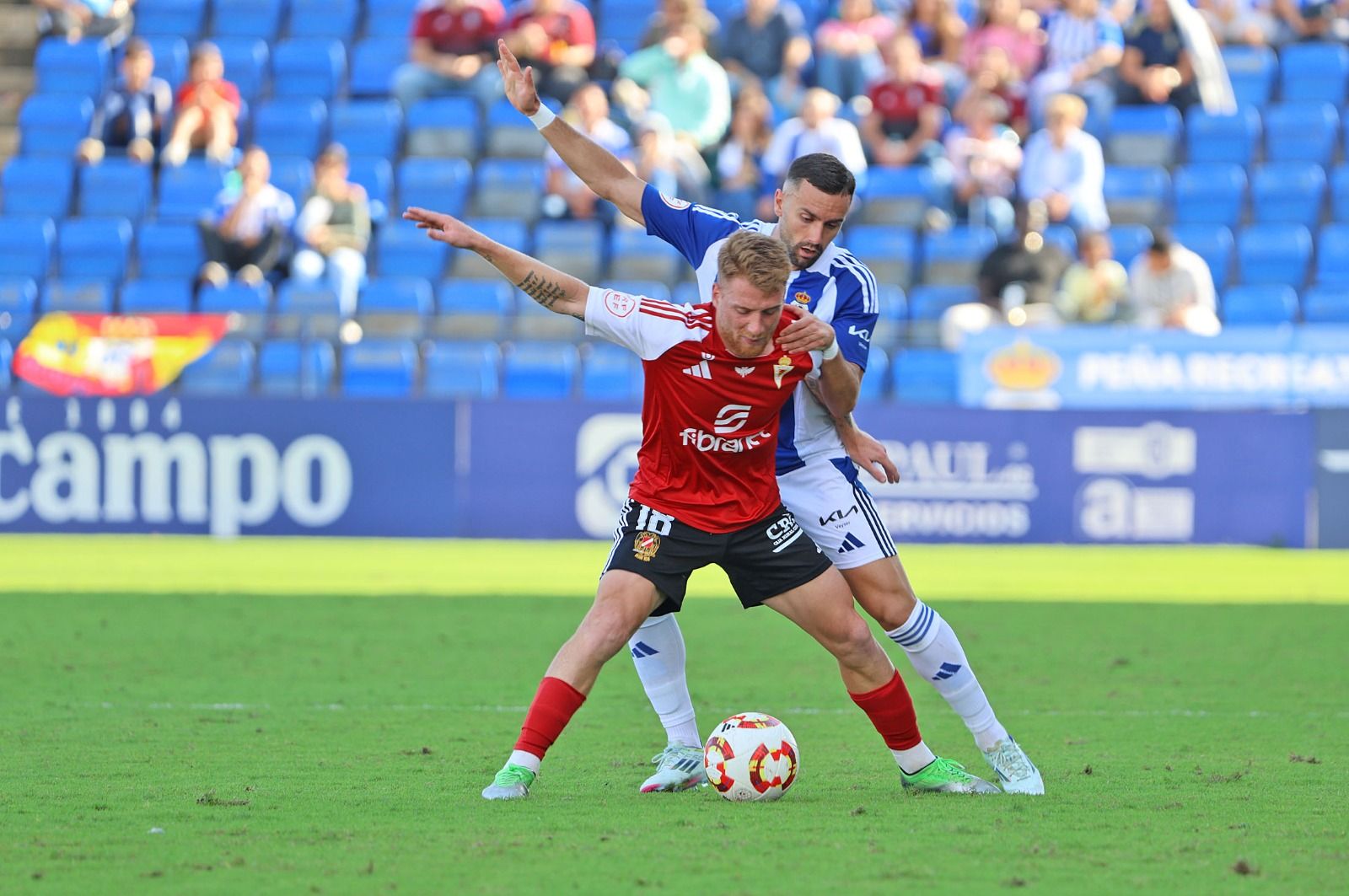 Alberto López encima a David Vicente.