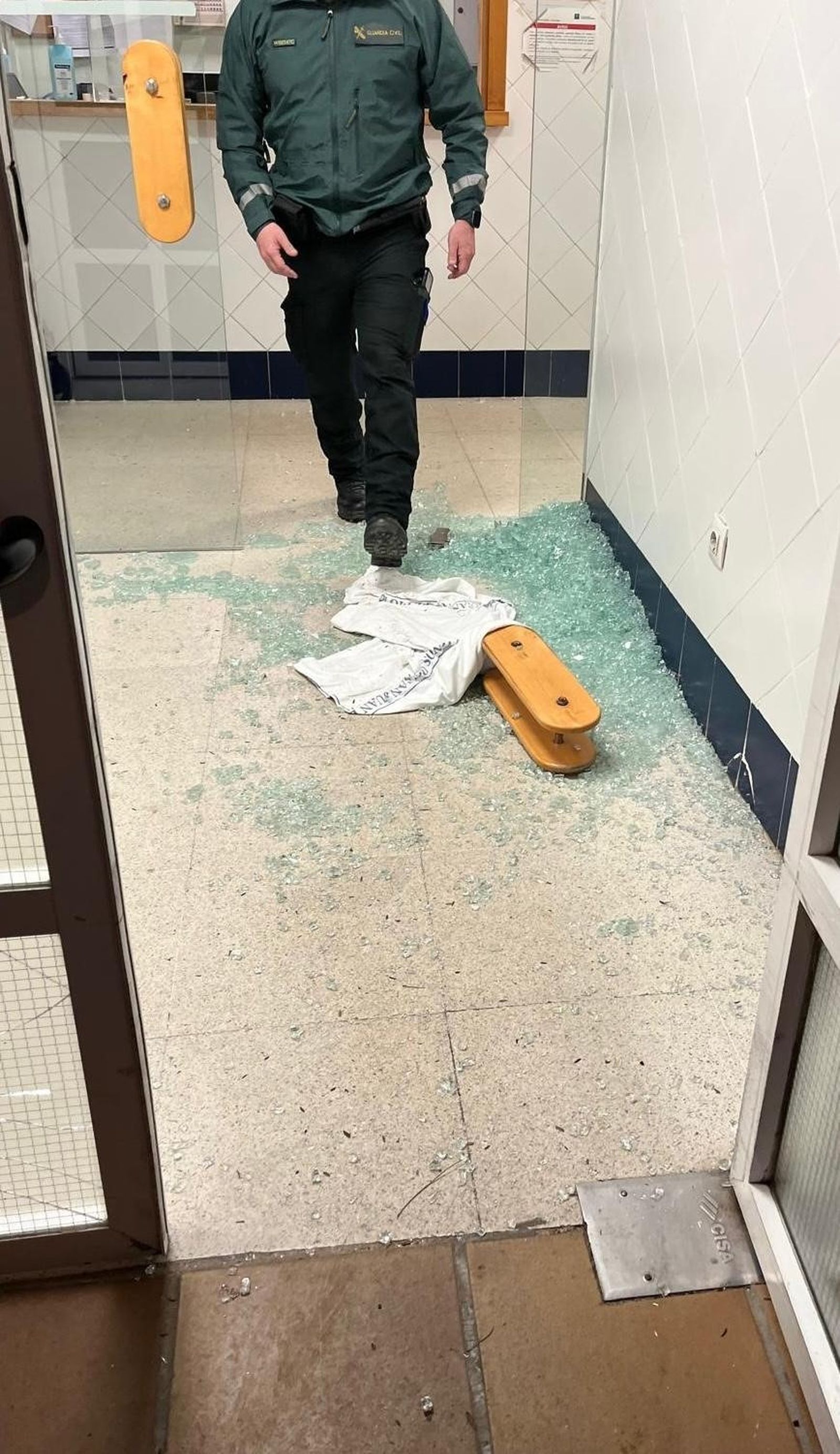 Los restos de un cristal roto por un paciente en el centro de salud de Brenes.