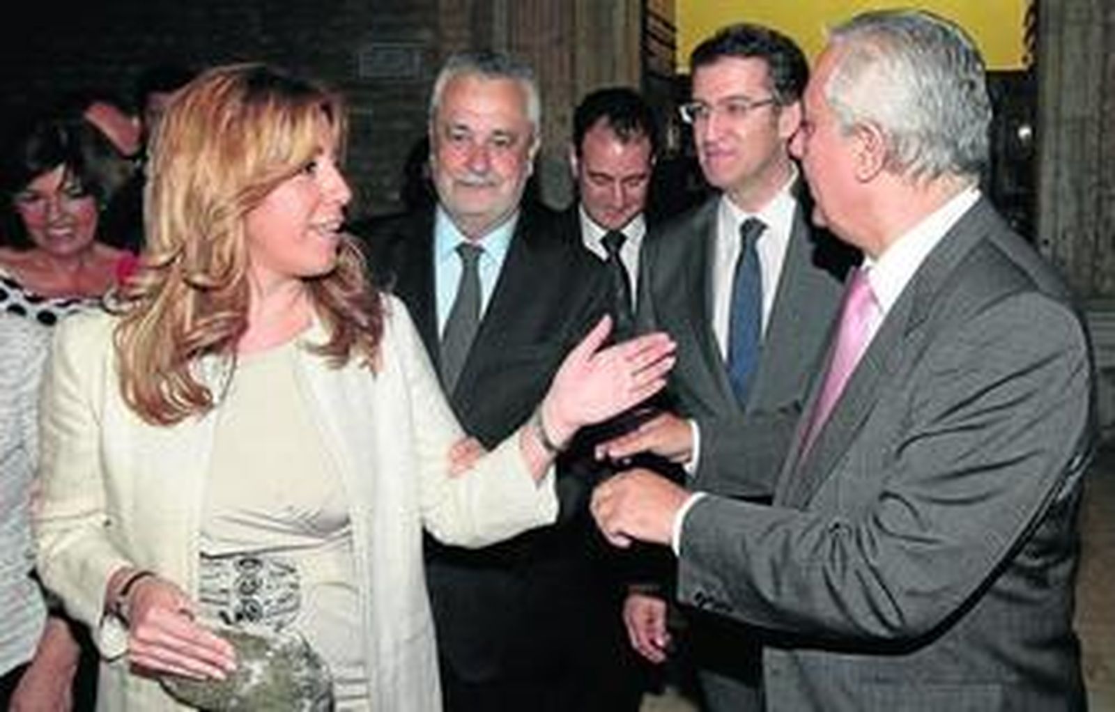 1. Lara Bosch conversa con Tere Reina rodeado por Pepe Cañete, Curro Romero y el alcalde de Sevilla, Juan Ignacio Zoido. 2. Javier Arenas y la consejera de Presidencia, Susana Díaz, dan la bienvenida al presidente andaluz José Antonio Griñán, y al gallego, Alberto Núñez Feijóo. 3. Los autores andaluces Rafael de Cózar, Julio Manuel de la Rosa y José María Vaz de Soto. 4. La delegada de Cultura con Antonio Sáenz de Tejada y Benito Navarrete. 5. Braulio Medel y Gonzalo Madariaga. 6. José Moya, presidente de Persán, Concha Yoldi, Juan Álvarez y Macarena Núñez. 7. Juan Suárez, Valme Muñoz y Luis Casero.