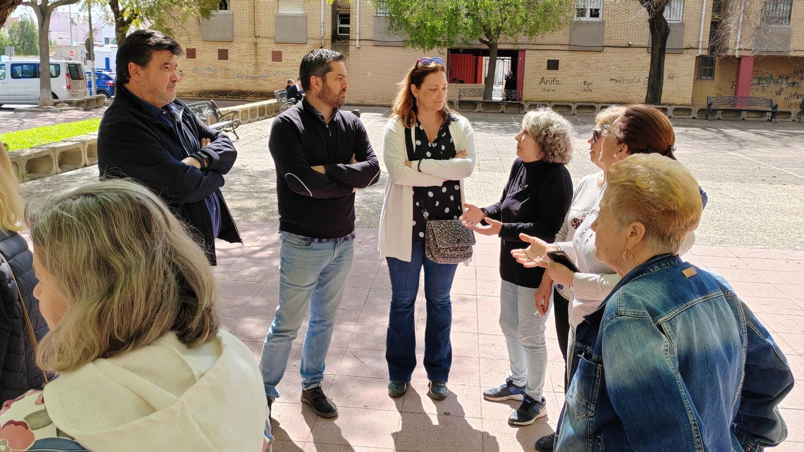 El PSOE con los vecinos de la Plaza La Serrana de Huelva.