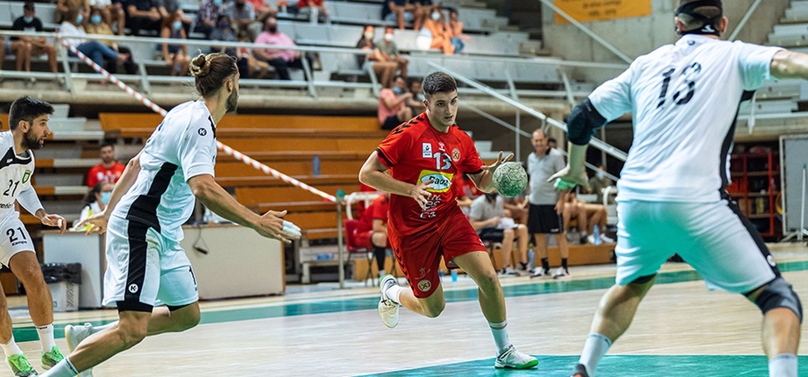 Domingo Luis Mosquera, en un partido con el Bada Huesca, en pista